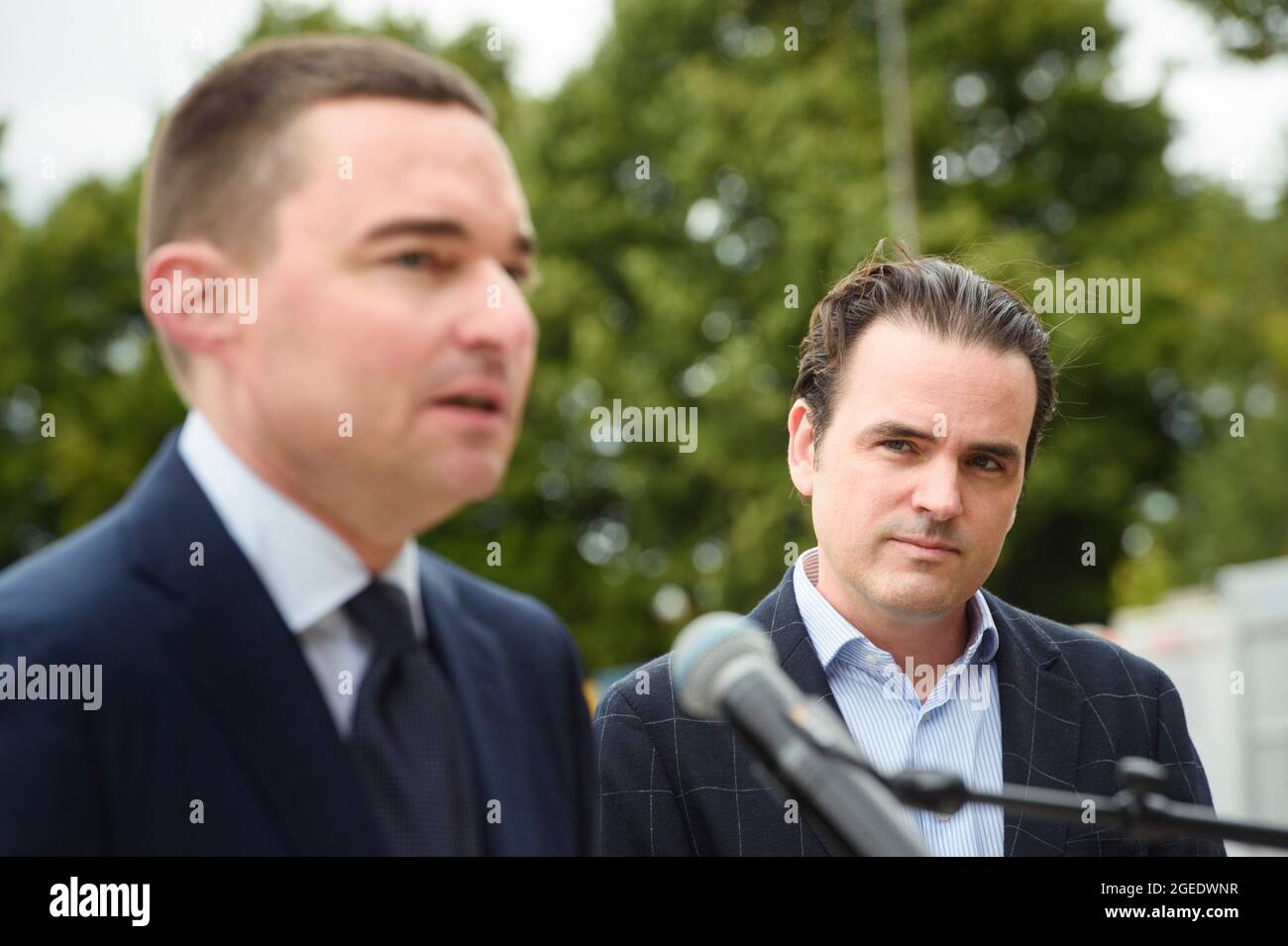 19. August 2021, Schleswig-Holstein, Rendsburg: Lars Windhorst (l.), Unternehmer und Vorsitzender der Tennor Holding, und Philipp Maracke, Geschäftsführer der Flensburger Schiffbau Gesellschaft mbH und der Nobiskrug GmbH, sprechen im Rahmen einer Pressekonferenz nach der Übernahme der Werft Nobiskrug durch die Flensburger Schiffbau Gesellschaft auf dem Werksgelände von Nobiskrug am Nord-Ostsee-Kanal mit Medienvertretern. Beide Schiffbauunternehmen sind Teil der Tennor Holding. Foto: Gregor Fischer/dpa Stockfoto