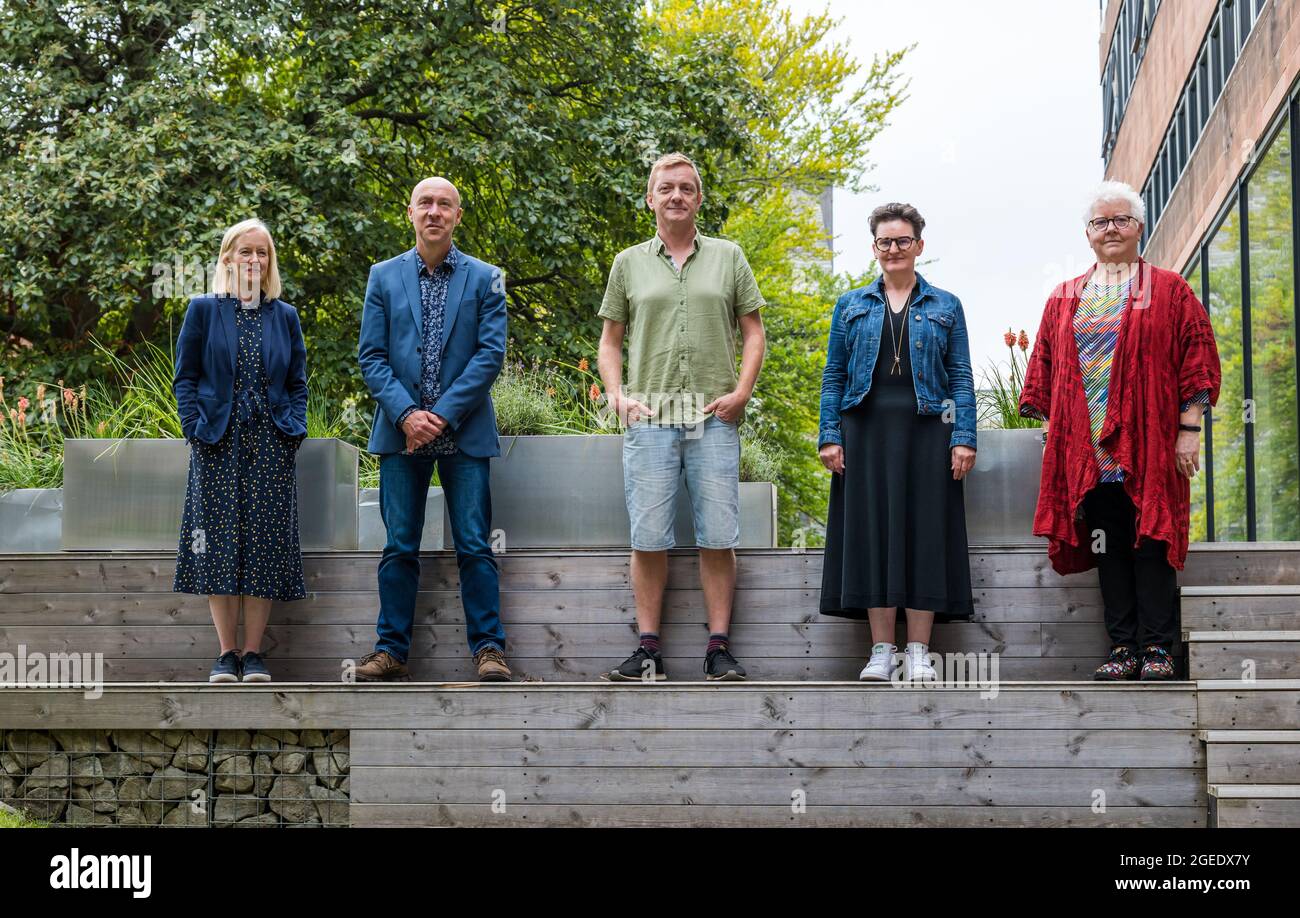 Edinburgh, Schottland, Großbritannien, 19. August 2021. Edinburgh International Book Festival: Abgebildet (L bis R): Die schottischen Kriminalautoren Ambrose Parry (alias Marisa Haetzman und Chris Brookmyre), Doug Johnstone , Mary Paulson-Ellis und Val McDermid, die alle neue Bücher veröffentlicht haben Stockfoto