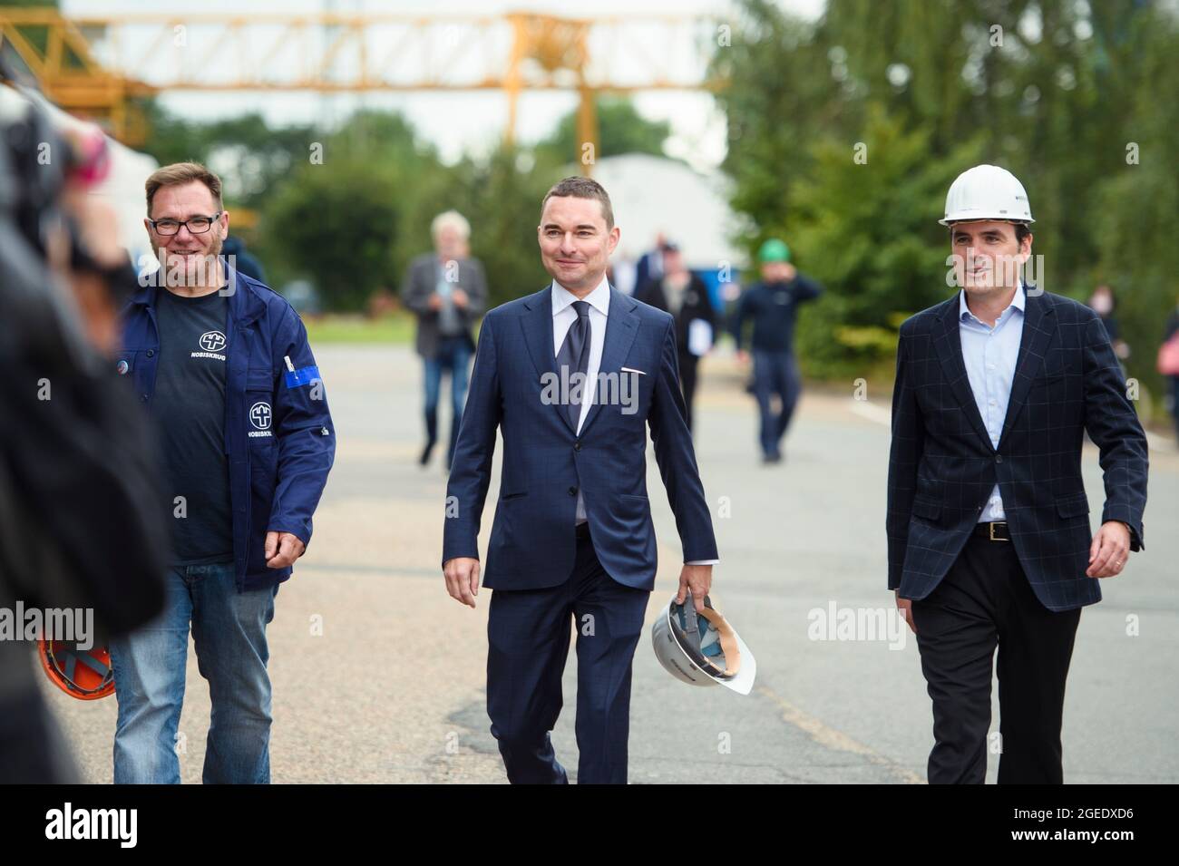 Rendsburg, Deutschland. August 2021. Marcus Stöcken (l-r), Vorsitzender des Betriebsrats der Nobiskrug GmbH, Lars Windhorst, Unternehmer und Vorsitzender der Tennor Holding, Und Philipp Maracke, Geschäftsführer der Flensburger Schiffbau Gesellschaft mbH und der Nobiskrug GmbH, kommt nach der Übernahme der Werft Nobiskrug durch die Flensburger Schiffbau Gesellschaft zu einem Pressegespräch in das Fabrikgelände am Nord-Ostsee-Kanal. Beide Schiffbauunternehmen sind Teil der Tennor Holding. Quelle: Gregor Fischer/dpa/Alamy Live News Stockfoto