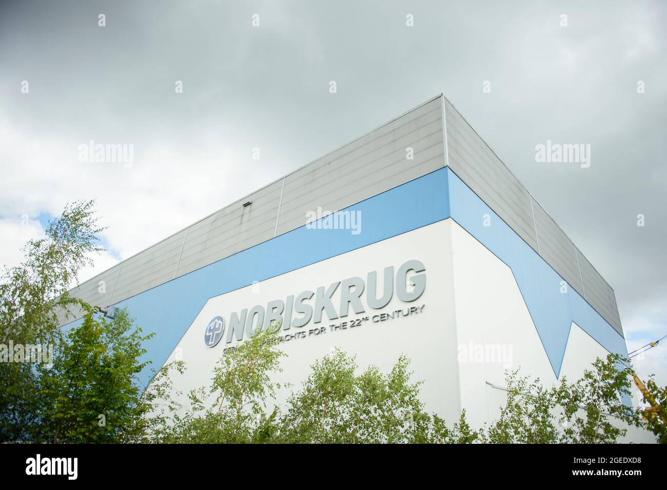 Rendsburg, Deutschland. August 2021. Auf dem Gelände der Nobiskrug-Werft ist eine Fabrikhalle zu sehen. Die Werft am Nord-Ostsee-Kanal in Rendsburg wurde von der Flensburger Schiffbau-Gesellschaft übernommen. Quelle: Gregor Fischer/dpa/Alamy Live News Stockfoto