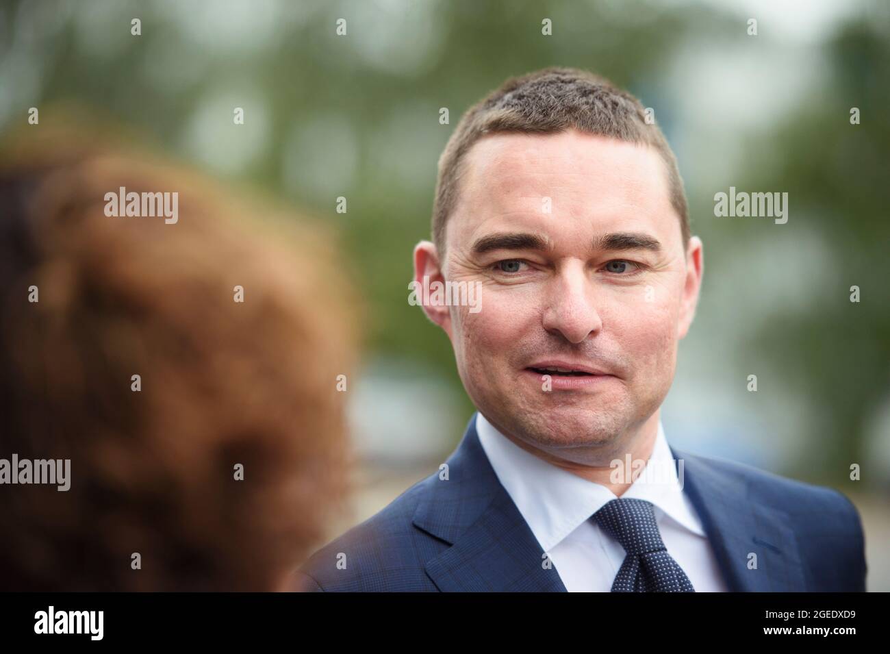 Rendsburg, Deutschland. August 2021. Lars Windhorst, Unternehmer und Vorsitzender der Tennor Holding, kommt nach der Übernahme der Werft Nobiskrug durch die Flensburger Schiffbau Gesellschaft am Standort Nobiskrug am Nord-Ostsee-Kanal zu einem Pressebriefing. Beide Schiffbauunternehmen sind Teil der Tennor Holding. Quelle: Gregor Fischer/dpa/Alamy Live News Stockfoto