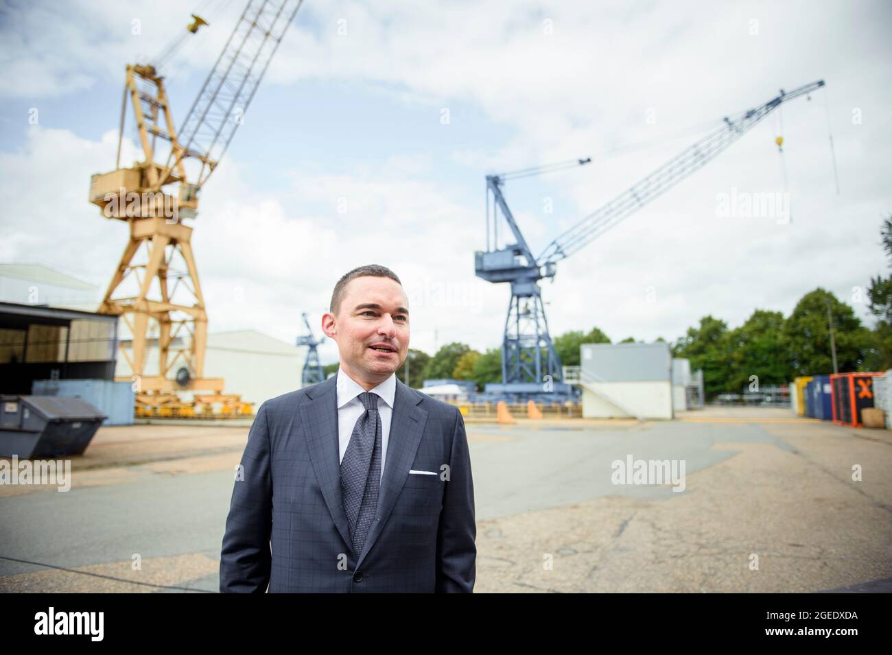 Rendsburg, Deutschland. August 2021. Lars Windhorst, Unternehmer und Vorsitzender der Tennor Holding, kommt nach der Übernahme der Werft Nobiskrug durch die Flensburger Schiffbau Gesellschaft am Standort Nobiskrug am Nord-Ostsee-Kanal zu einem Pressebriefing. Beide Schiffbauunternehmen sind Teil der Tennor Holding. Quelle: Gregor Fischer/dpa/Alamy Live News Stockfoto