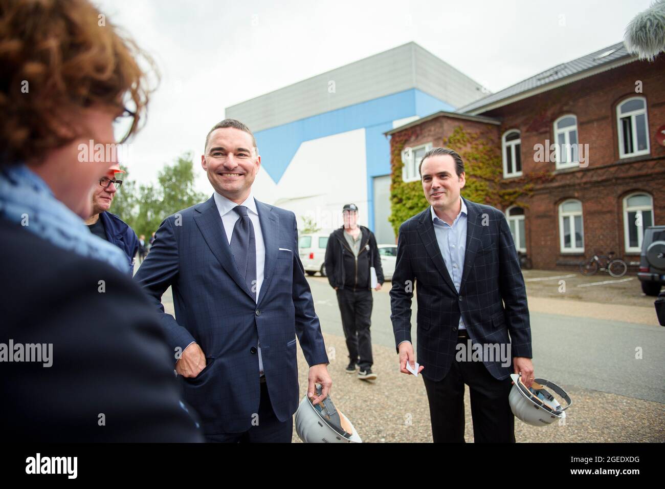 Rendsburg, Deutschland. August 2021. Lars Windhorst (l.), Unternehmer und Vorsitzender der Tennor Holding, und Philipp Maracke, Geschäftsführer der Flensburger Schiffbau Gesellschaft mbH und der Nobiskrug GmbH, kommen nach der Übernahme der Werft Nobiskrug durch die Flensburger Schiffbau Gesellschaft zu einem Pressegespräch in das Werksgelände von Nobiskrug am Nord-Ostsee-Kanal. Beide Schiffbauunternehmen sind Teil der Tennor Holding. Quelle: Gregor Fischer/dpa/Alamy Live News Stockfoto
