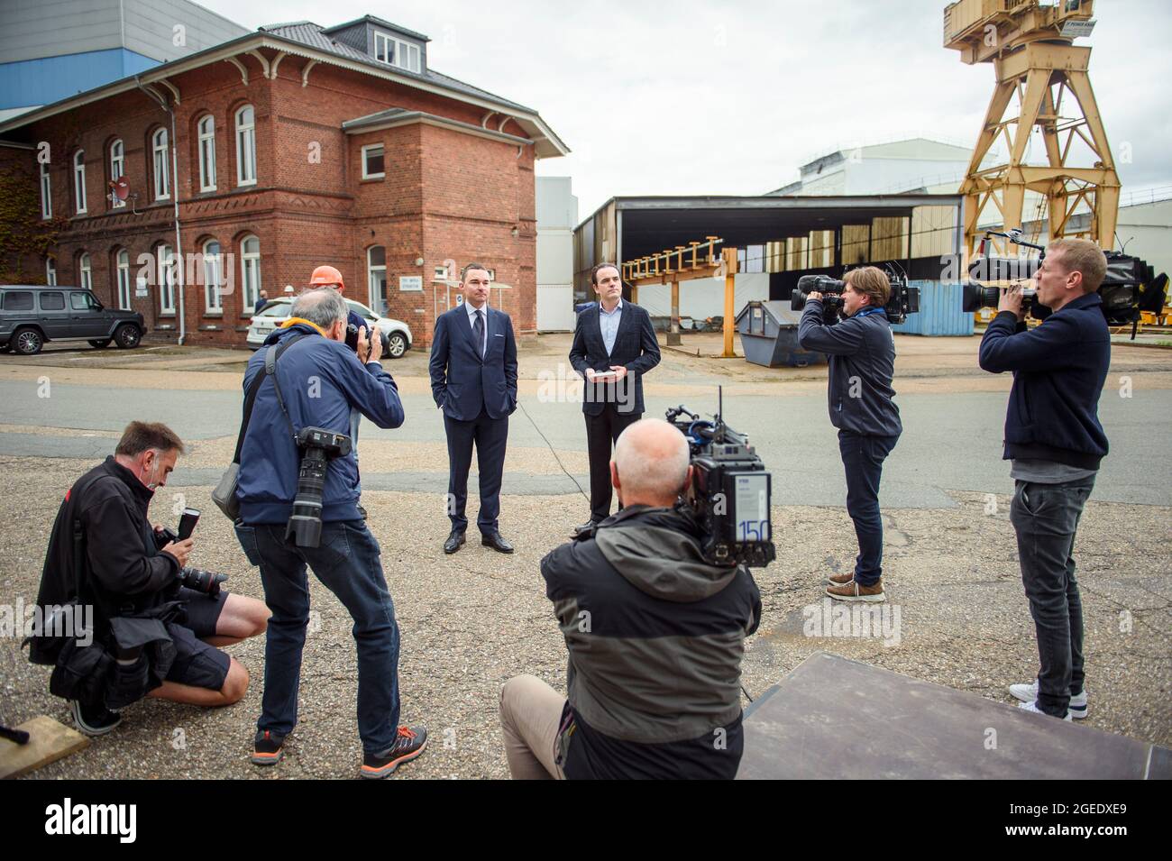 Rendsburg, Deutschland. August 2021. Lars Windhorst (l.), Unternehmer und Vorsitzender der Tennor Holding, und Philipp Maracke, Geschäftsführer der Flensburger Schiffbau Gesellschaft mbH und der Nobiskrug GmbH, kommen nach der Übernahme der Werft Nobiskrug durch die Flensburger Schiffbau Gesellschaft zu einem Pressegespräch in das Werksgelände von Nobiskrug am Nord-Ostsee-Kanal. Beide Schiffbauunternehmen sind Teil der Tennor Holding. Quelle: Gregor Fischer/dpa/Alamy Live News Stockfoto