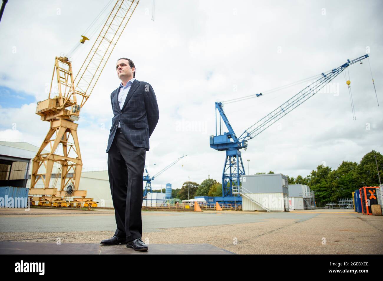 Rendsburg, Deutschland. August 2021. Philipp Maracke, Geschäftsführer der Flensburger Schiffbau Gesellschaft mbH und der Nobiskrug GmbH, trifft nach der Übernahme der Werft Nobiskrug durch die Flensburger Schiffbau Gesellschaft zu einem Pressegespräch auf dem Werksgelände von Nobiskrug am Nord-Ostsee-Kanal ein. Beide Schiffbauunternehmen sind Teil der Tennor Holding. Quelle: Gregor Fischer/dpa/Alamy Live News Stockfoto
