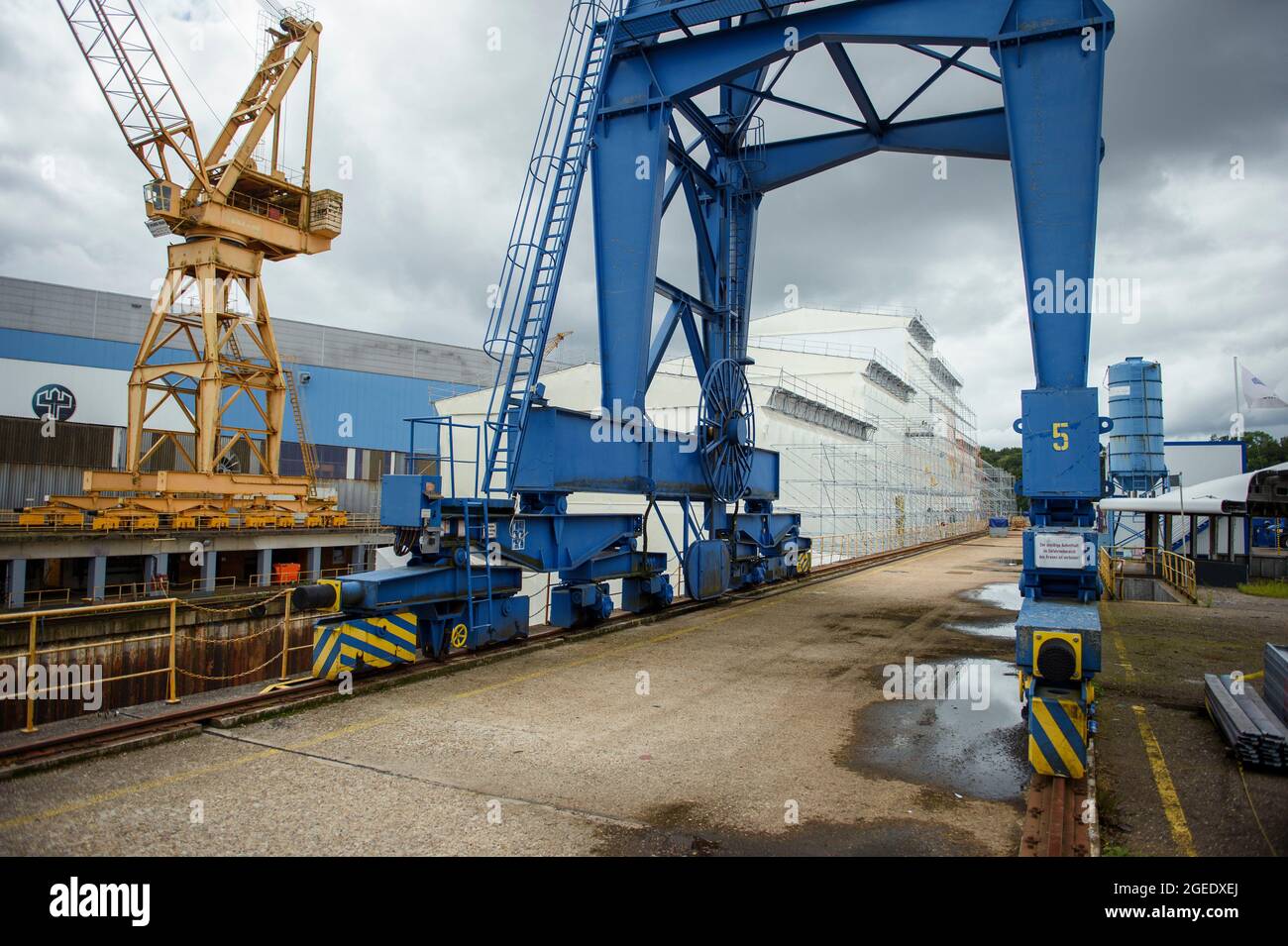 Rendsburg, Deutschland. August 2021. Die Schale eines bedeckten Schiffes ist in einem Trockendock auf der Nobiskrug-Werft zu sehen. Die Werft am Nord-Ostsee-Kanal in Rendsburg wurde von der Flensburger Schiffbau-Gesellschaft übernommen. Quelle: Gregor Fischer/dpa/Alamy Live News Stockfoto
