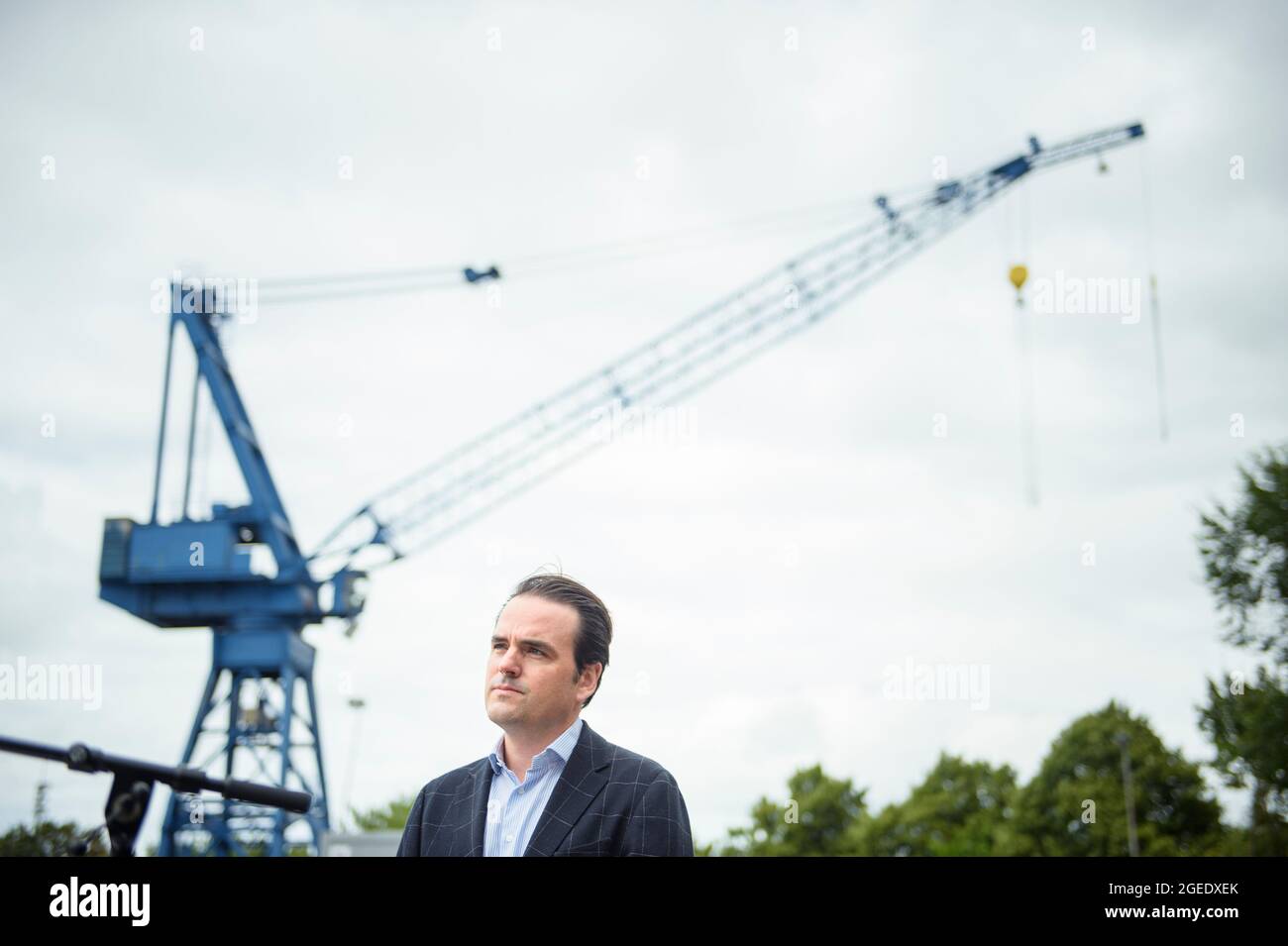 Rendsburg, Deutschland. August 2021. Philipp Maracke, Geschäftsführer der Flensburger Schiffbau Gesellschaft mbH und der Nobiskrug GmbH, trifft nach der Übernahme der Werft Nobiskrug durch die Flensburger Schiffbau Gesellschaft zu einem Pressegespräch auf dem Werksgelände von Nobiskrug am Nord-Ostsee-Kanal ein. Beide Schiffbauunternehmen sind Teil der Tennor Holding. Quelle: Gregor Fischer/dpa/Alamy Live News Stockfoto