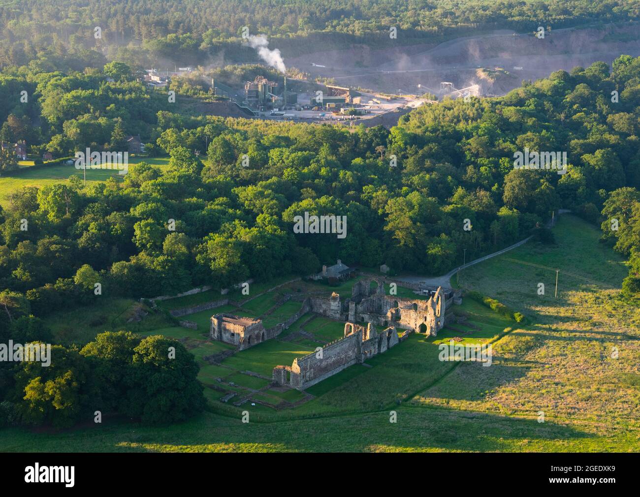 Luftaufnahme der Haughmond Abbey und Quarry, in der Nähe von Shrewsbury, Shropshire. Stockfoto