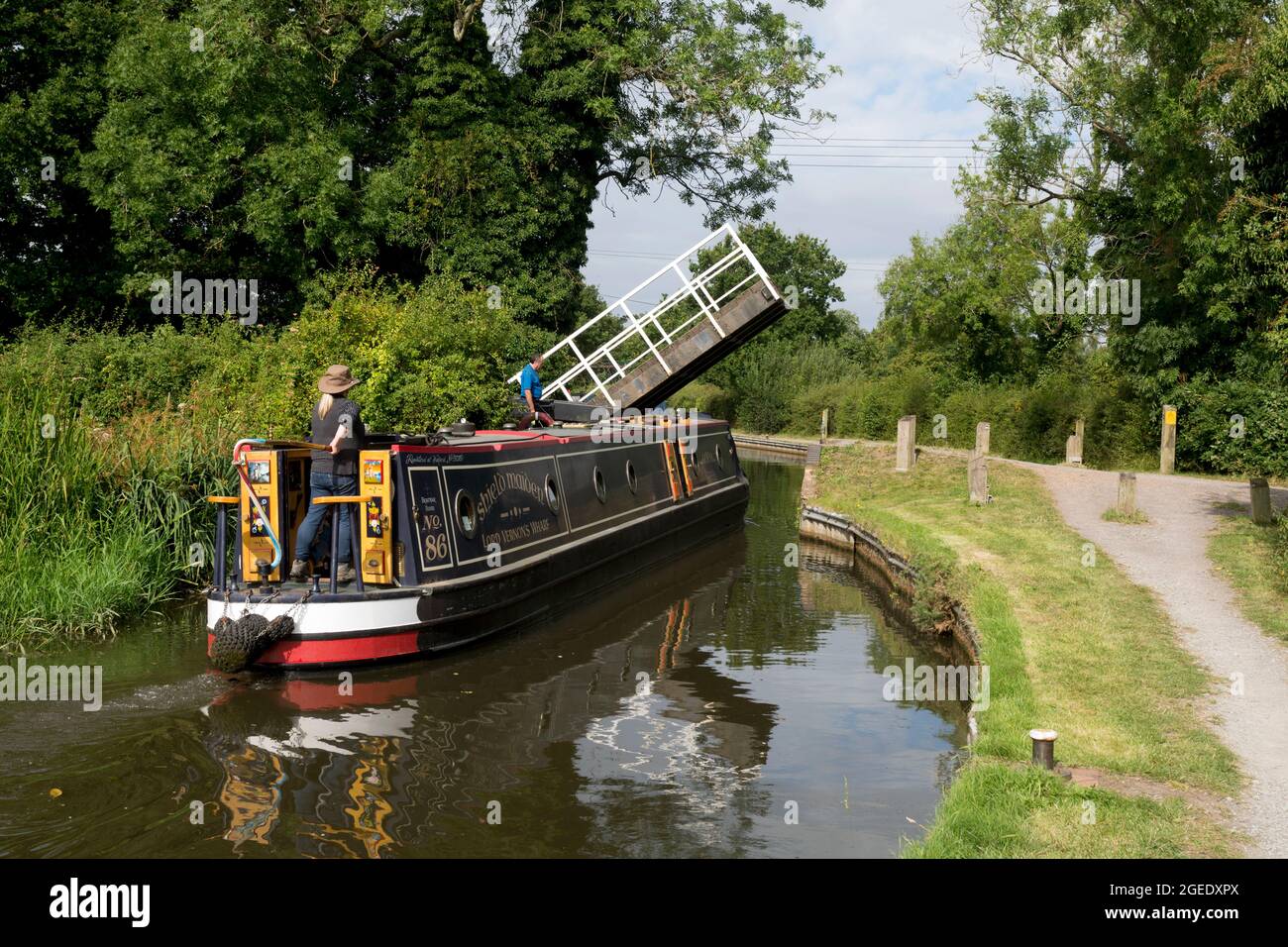 Ein Schmalboot an der Drawbridge Farm Lift Bridge, Stratford-upon-Avon Canal, in der Nähe von Hockley Heath, England, Großbritannien Stockfoto