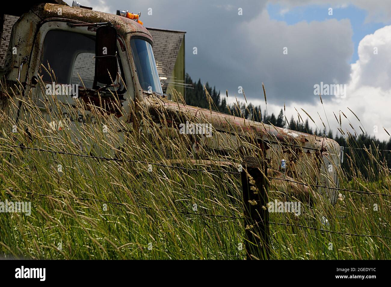 southwick/Nez Perce County/Idaho/USA. 23.Juni 2018.-Alte Scheunen und Autos und Picknicks als Müll oder Kunst oder alte Geschichte der Vereinigten Staaten von Amerika. Und alte Lebensweise Southwick Nez Perce County nördlichen Idaho. (Foto.Francis Dean / Deanpictures. Stockfoto