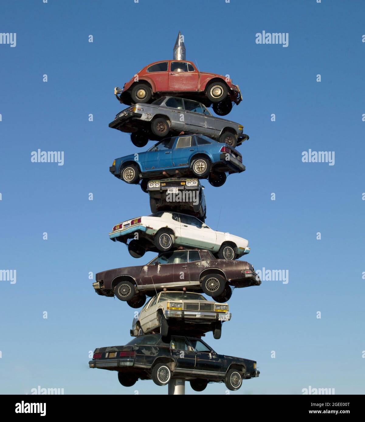 Berwyn Autospindel eine Skulptur mit 50 Fuß Spitze, auf der acht Autos aufgespießt sind, die 1989 vom Künstler Dustin Shuler, US, USA, Illinois, geschaffen wurde Stockfoto