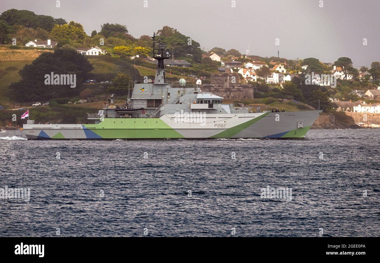Falmouth Harbour, Cornwall, Großbritannien. August 2021. Die Royal Navy Patrol HMS Severn P282 verlässt Falmouth Harbour in ihrer neuen Tarnlackierung „Western Approaches“, die erstmals im Zweiten Weltkrieg auf Schiffen eingesetzt wurde. Die Lackierung ist eine Hommage an alle Seeleute, die in der Schlacht am Atlantik starben und kämpften. HMS Severn wird am 28. August 2021 wieder in Betrieb genommen.Quelle: Bob Sharples/Alamy Live News Stockfoto