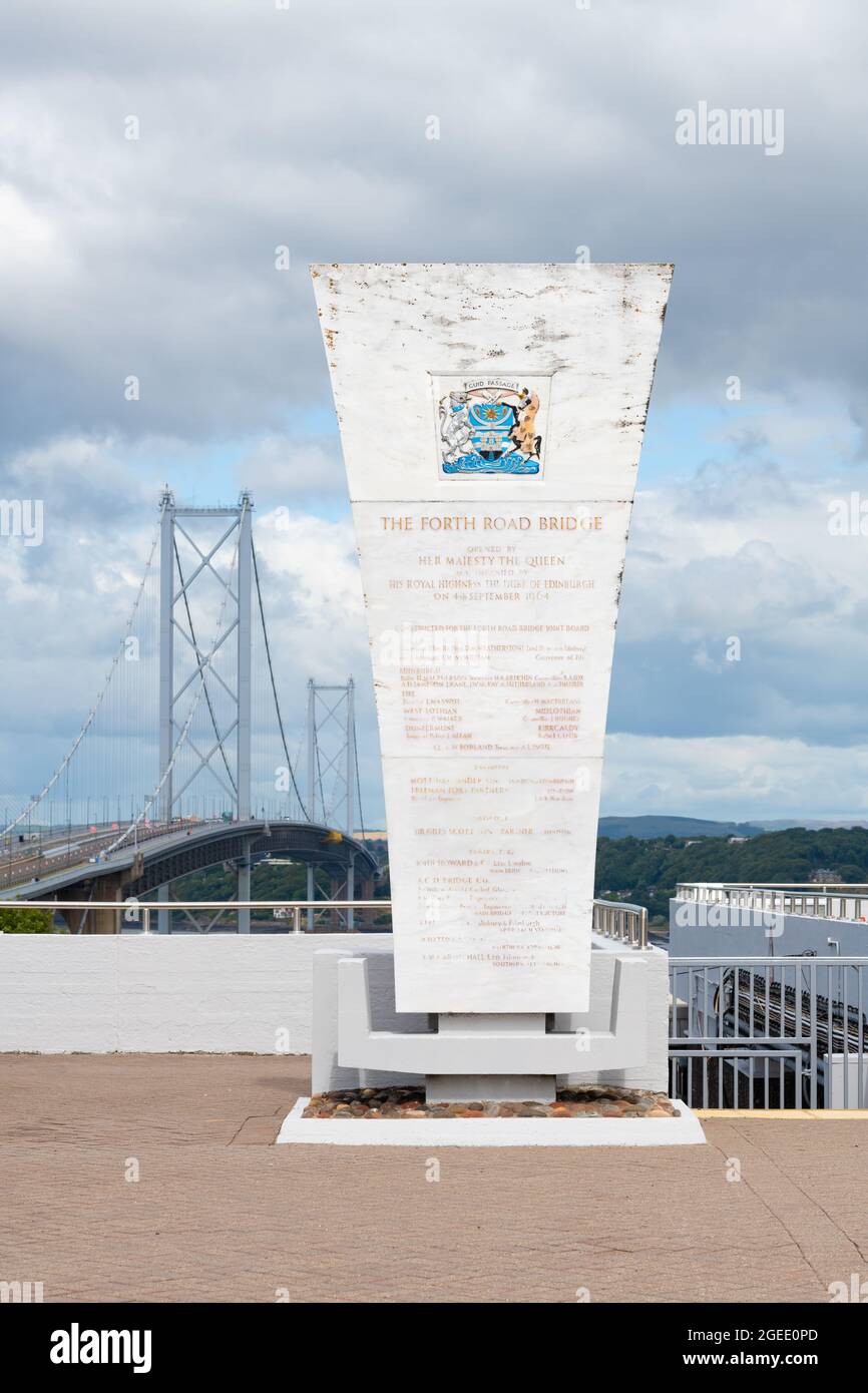 Forth Road Bridge-Denkmal am Aussichtspunkt auf der Südküste zur Erinnerung an die Eröffnung der Brücke im Jahr 1964, South Queensferry, Schottland, Großbritannien Stockfoto