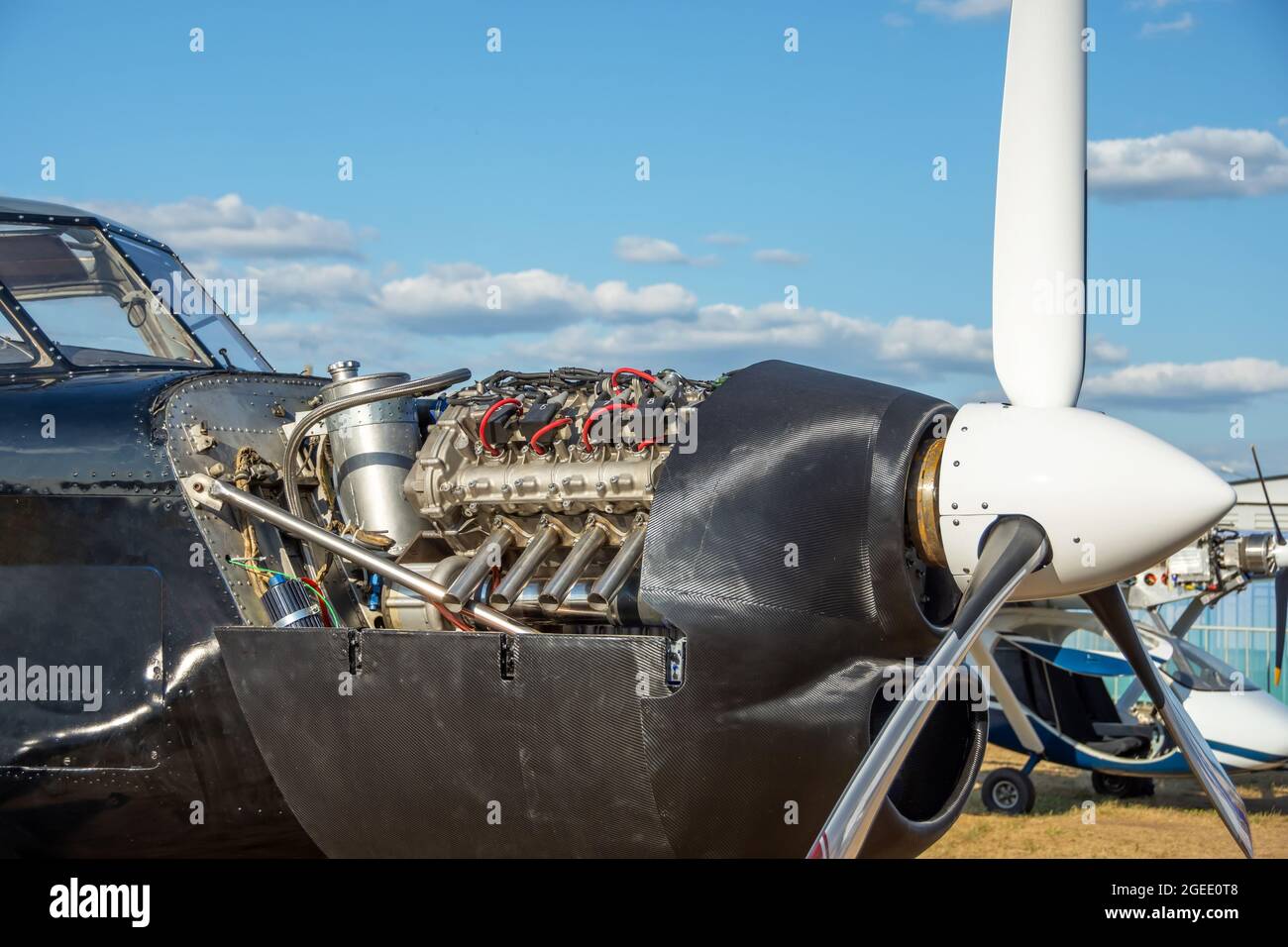 Leichtmotorflugzeug mit einer offenen Motorhaube, das Gerät ist der Mechanismus der Funktion der Motorkolben und der Propeller Stockfoto