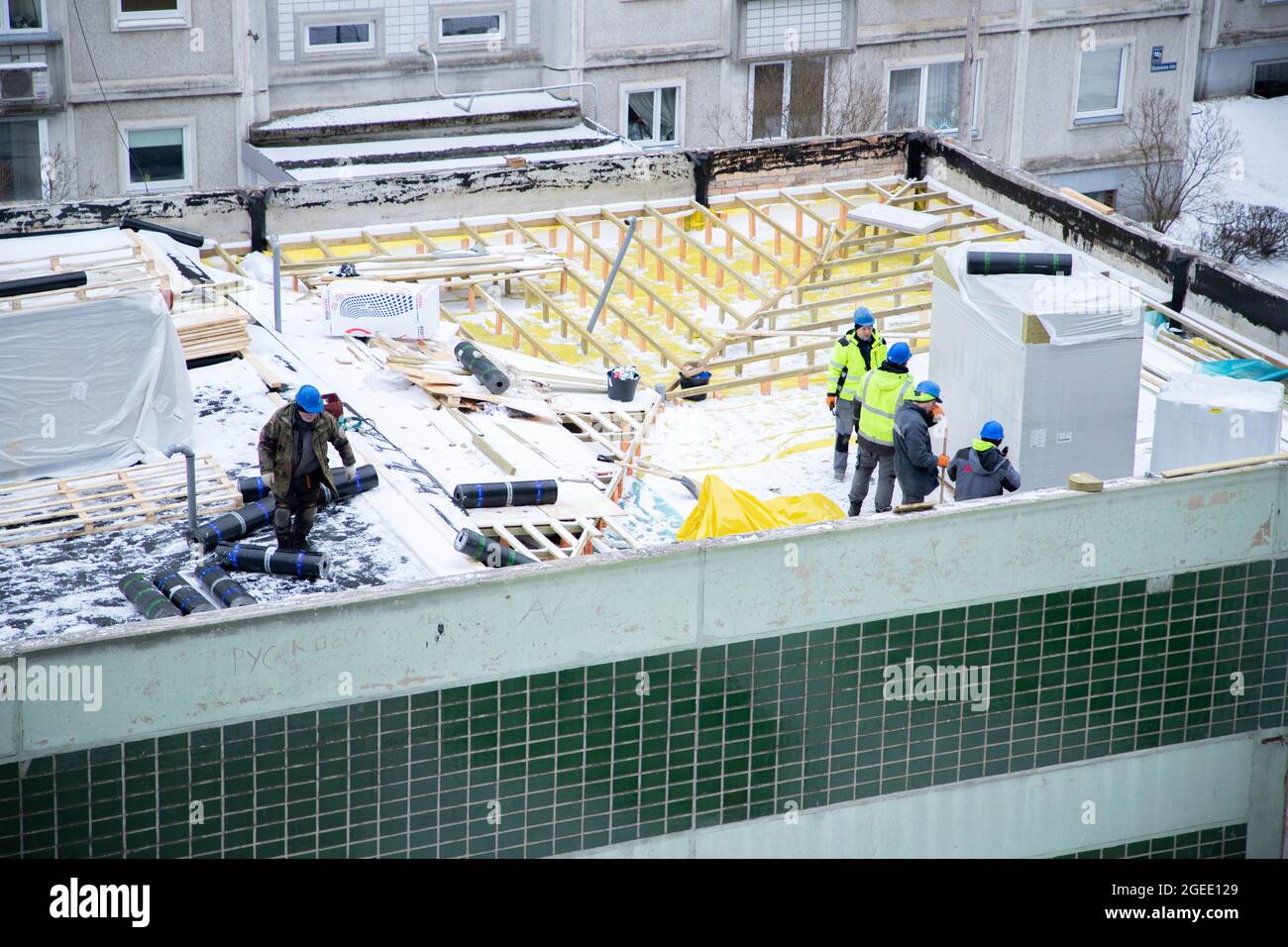 Bauarbeiter, die das Dach sanieren Stockfoto