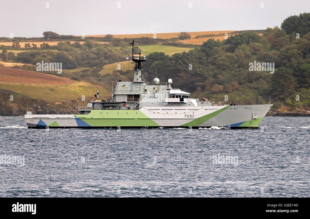 Falmouth Harbour, Cornwall, Großbritannien. August 2021. Die Royal Navy Patrol HMS Severn P282 verlässt Falmouth Harbour in ihrer neuen Tarnlackierung „Western Approaches“, die erstmals im Zweiten Weltkrieg auf Schiffen eingesetzt wurde. Die Lackierung ist eine Hommage an alle Seeleute, die in der Schlacht am Atlantik starben und kämpften. HMS Severn wird am 28. August 2021 wieder in Betrieb genommen.Quelle: Bob Sharples/Alamy Live News Stockfoto