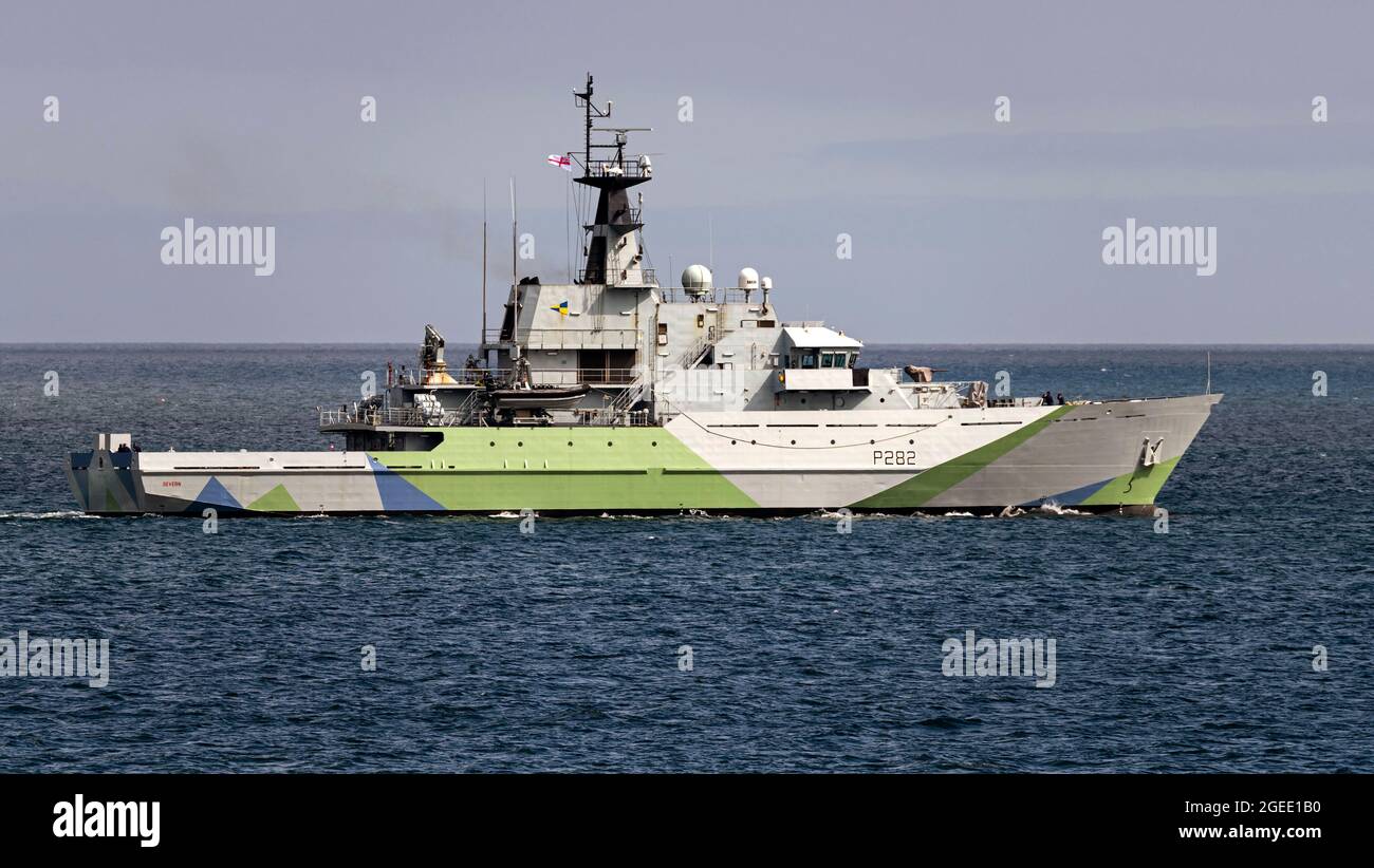 Falmouth Harbour, Cornwall, Großbritannien. August 2021. Die Royal Navy Patrol HMS Severn P282 verlässt Falmouth Harbour in ihrer neuen Tarnlackierung „Western Approaches“, die erstmals im Zweiten Weltkrieg auf Schiffen eingesetzt wurde. Die Lackierung ist eine Hommage an alle Seeleute, die in der Schlacht am Atlantik starben und kämpften. HMS Severn wird am 28. August 2021 wieder in Betrieb genommen.Quelle: Bob Sharples/Alamy Live News Stockfoto
