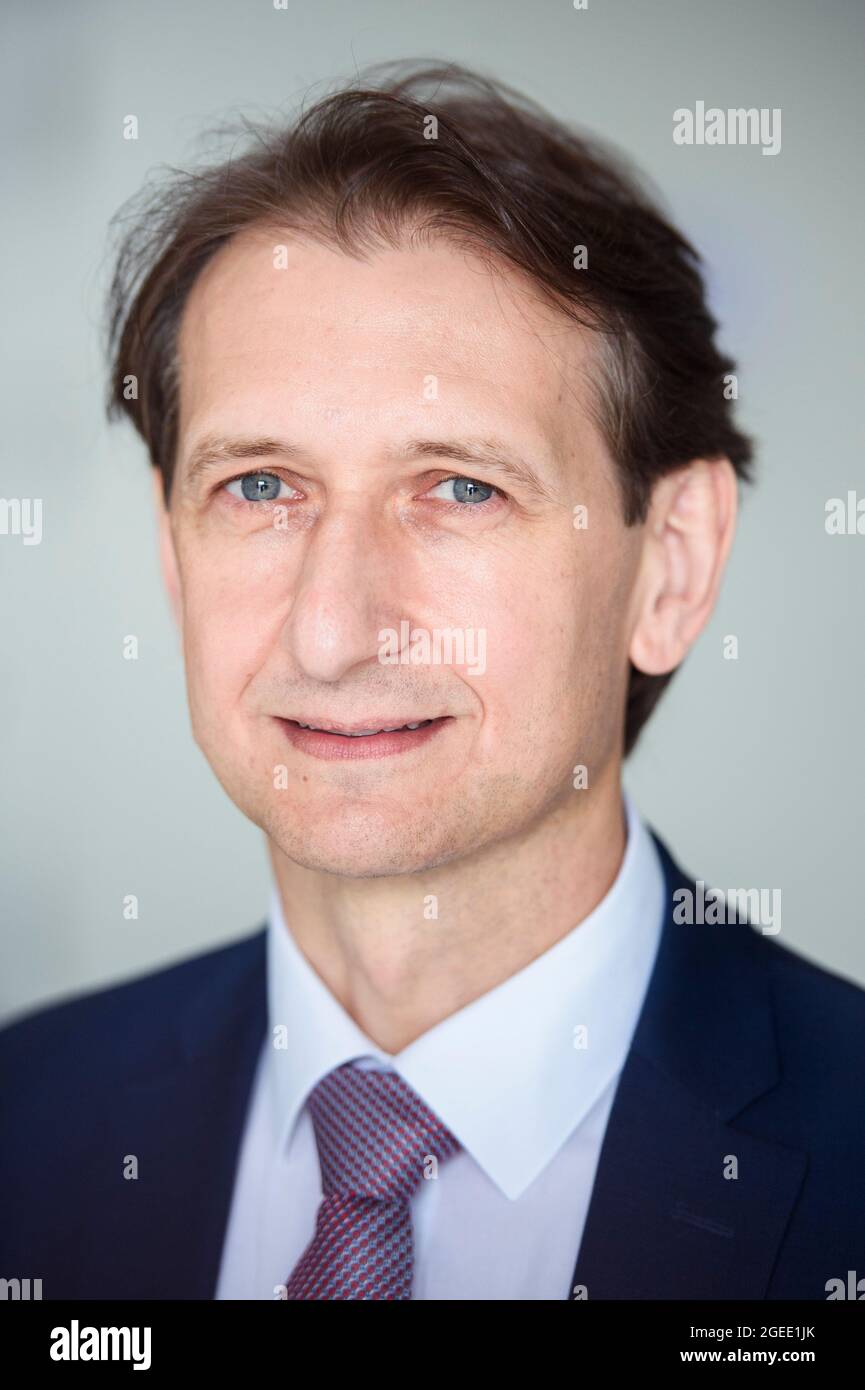 Harrislee, Deutschland. August 2021. Richard Damm, Präsident des Kraftverkehrsamtes (KBA), nimmt an einer öffentlichen Präsentation des neuen KBA-Testlabors in Harrislee Teil. Quelle: Gregor Fischer/dpa/Alamy Live News Stockfoto