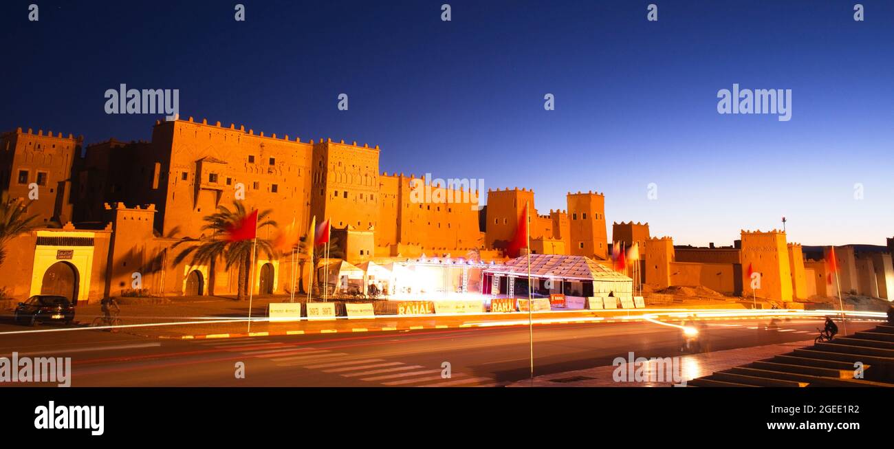 Die Nacht geht über die malerische Kasbah Taourirt, Ouarzazate, Marokko. Stockfoto