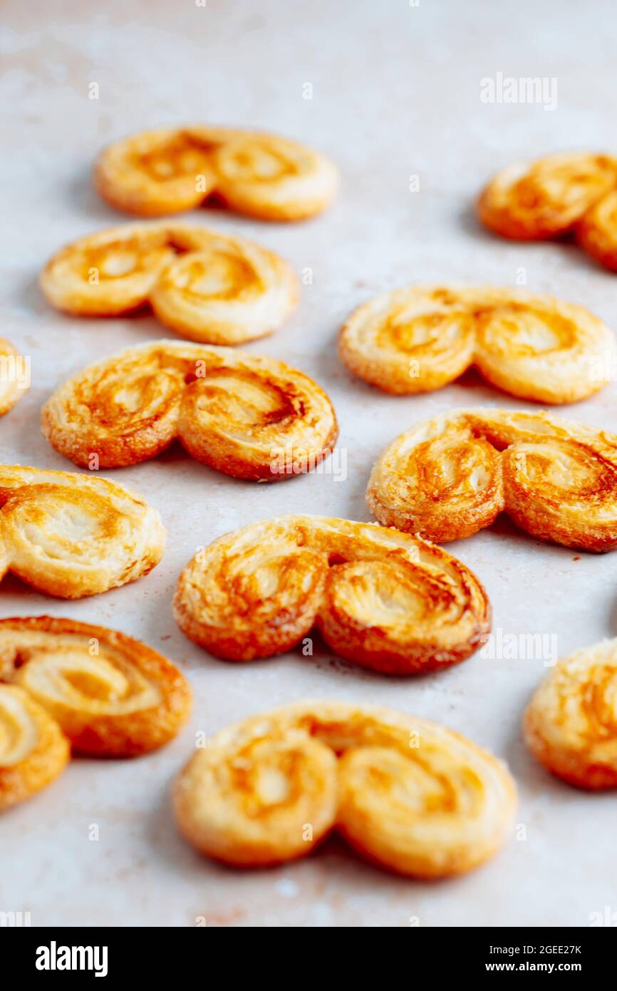 Palmier Kekse oder Kekse – Französische herzförmige Kekse mit goldener Kruste Stockfoto