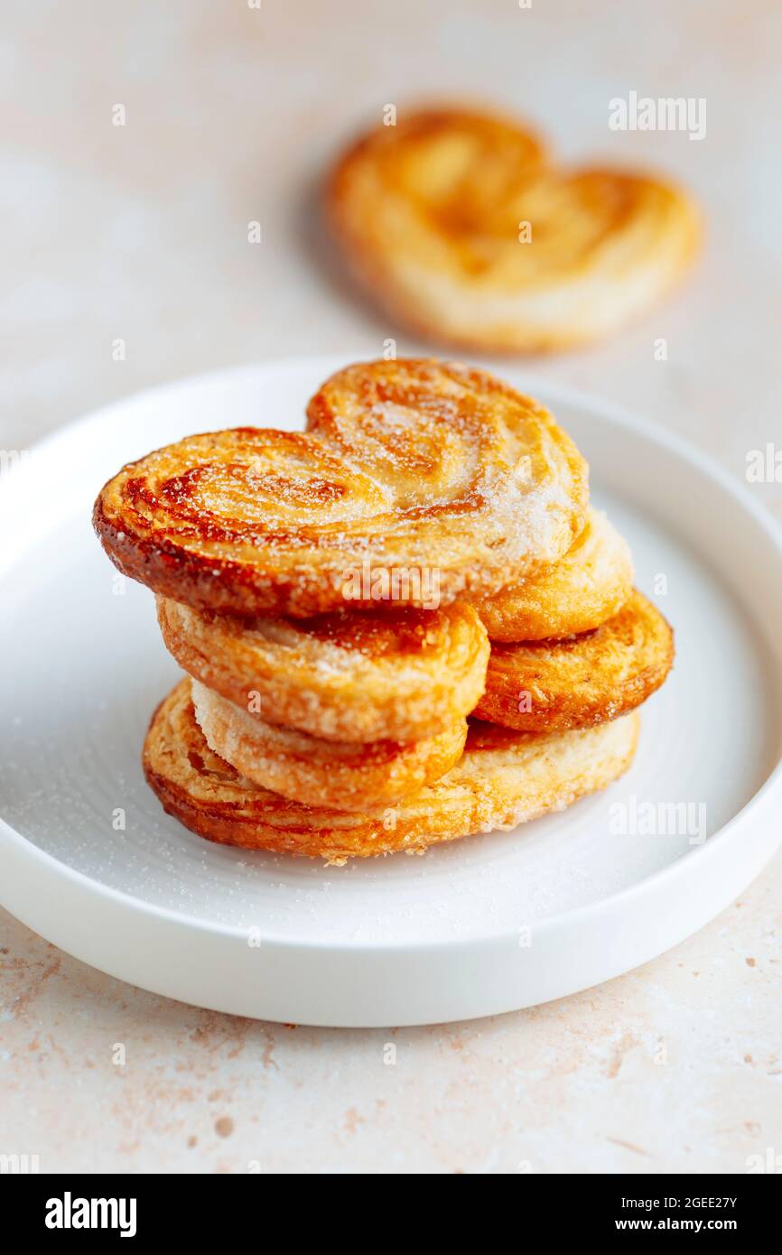 Palmier Kekse oder Kekse – Französische herzförmige Kekse mit goldener Kruste Stockfoto
