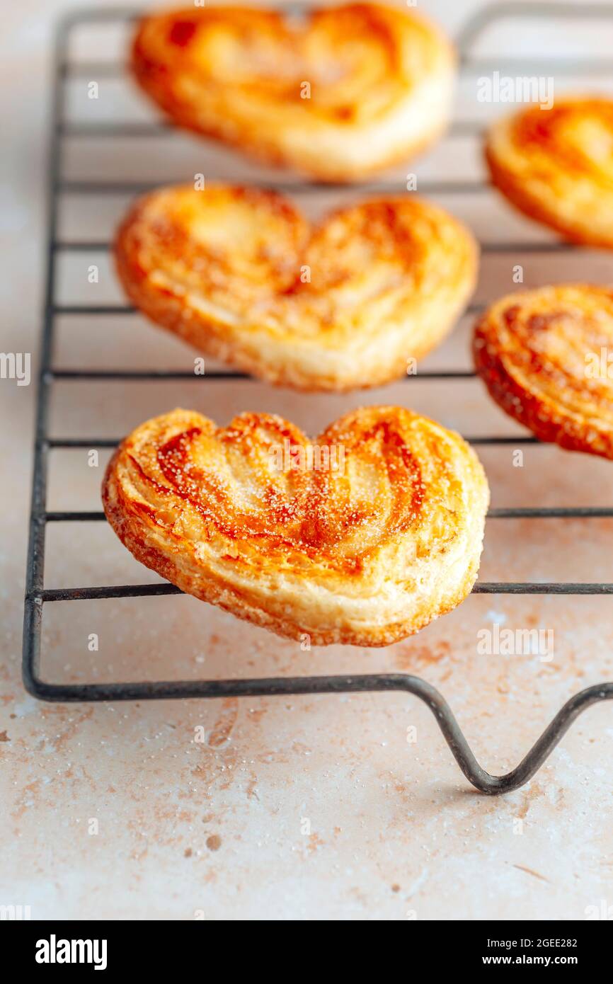 Palmier Kekse oder Kekse – Französische herzförmige Kekse mit goldener Kruste Stockfoto