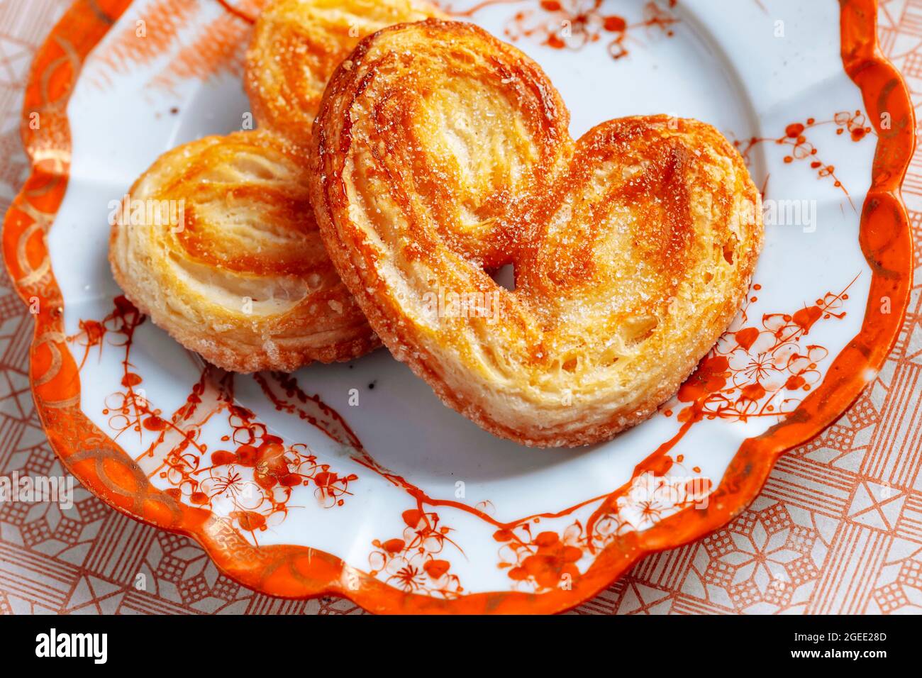 Palmier Kekse oder Kekse – Französische herzförmige Kekse mit goldener Kruste Stockfoto