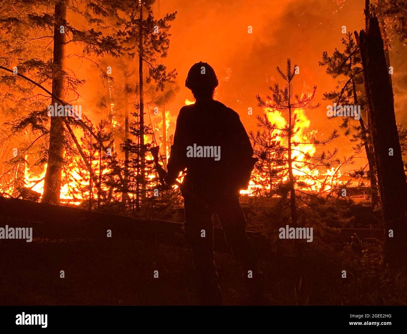 Beim Kampf gegen das Bootleg-Feuer im Fremont Winema National Forest am 22. Juli 2021 in der Nähe von Beatty, Oregon, wird eine Brandbekämpfung ins Bild gesetzt. Stockfoto