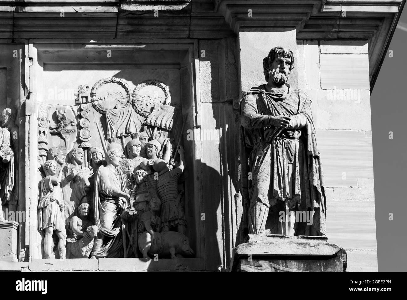 Schwarz-Weiß-Foto von religiösen Skulpturen geschnitzt auf Marmorwand der Außenfassade des Gebäudes in Rom Stockfoto