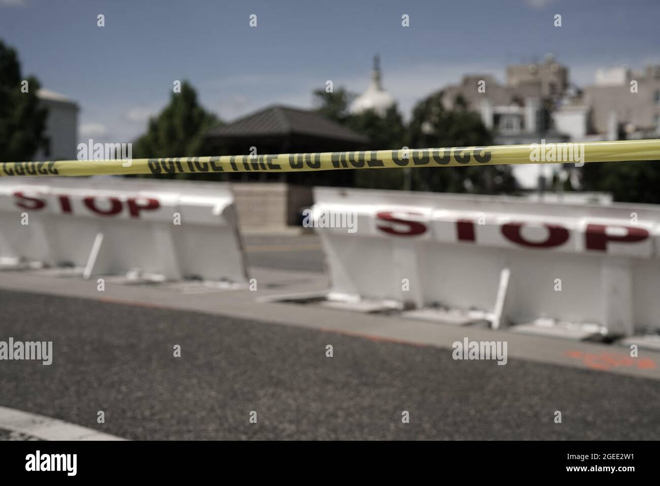 Washington DC, USA. August 2021. Gelbes Band weist auf einen Umkreis hin, in dem die US-Polizei (USCP) am Donnerstag, dem 19. August 2021, eine LKW-Bombe in der First Street im Südosten zwischen der Library of Congress Thomas Jefferson Building und dem US-Kapitol untersucht. Foto von Ken Cedeno/CNP/ABACAPRESS.COM Quelle: Abaca Press/Alamy Live News Stockfoto