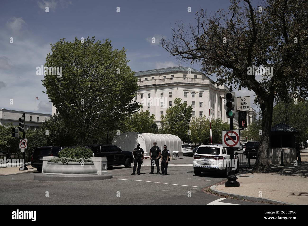 Washington DC, USA. August 2021. Die United States Capitol Police (USCP) erstellt am Donnerstag, dem 19. August 2021, einen Sicherheitsbereich, während sie eine LKW-Bombe in der First Street im Südosten zwischen der Library of Congress James Madison Building und dem US Capitol in Washington, DC untersuchen. Foto von Ken Cedeno/CNP/ABACAPRESS.COM Quelle: Abaca Press/Alamy Live News Stockfoto