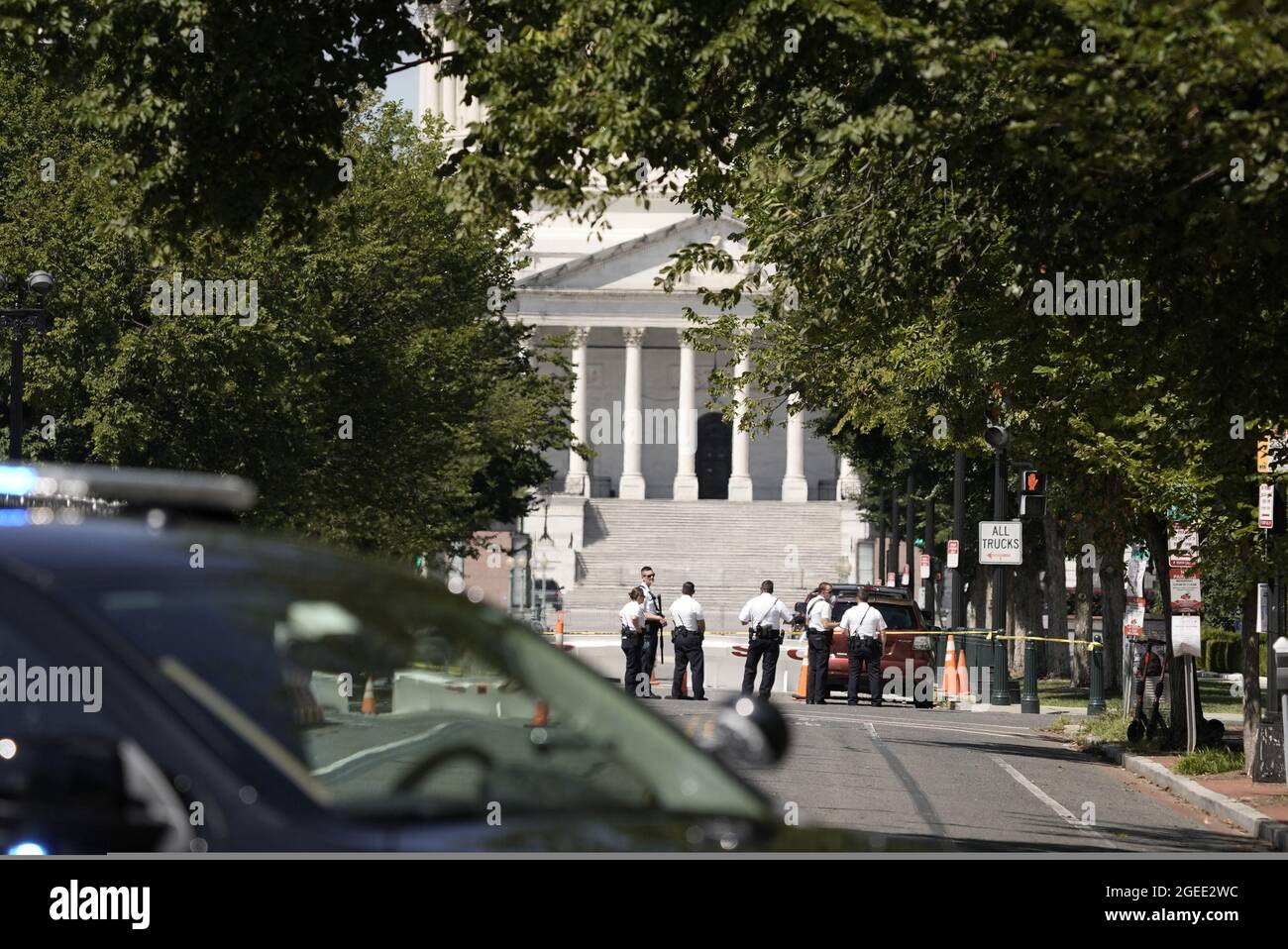 Washington DC, USA. August 2021. Die United States Capitol Police (USCP) untersucht am Donnerstag, den 19. August 2021, eine LKW-Bombe in der First Street, Südosten zwischen der Library of Congress Thomas Jefferson Building und dem US Capitol. Foto von Ken Cedeno/CNP/ABACAPRESS.COM Quelle: Abaca Press/Alamy Live News Stockfoto