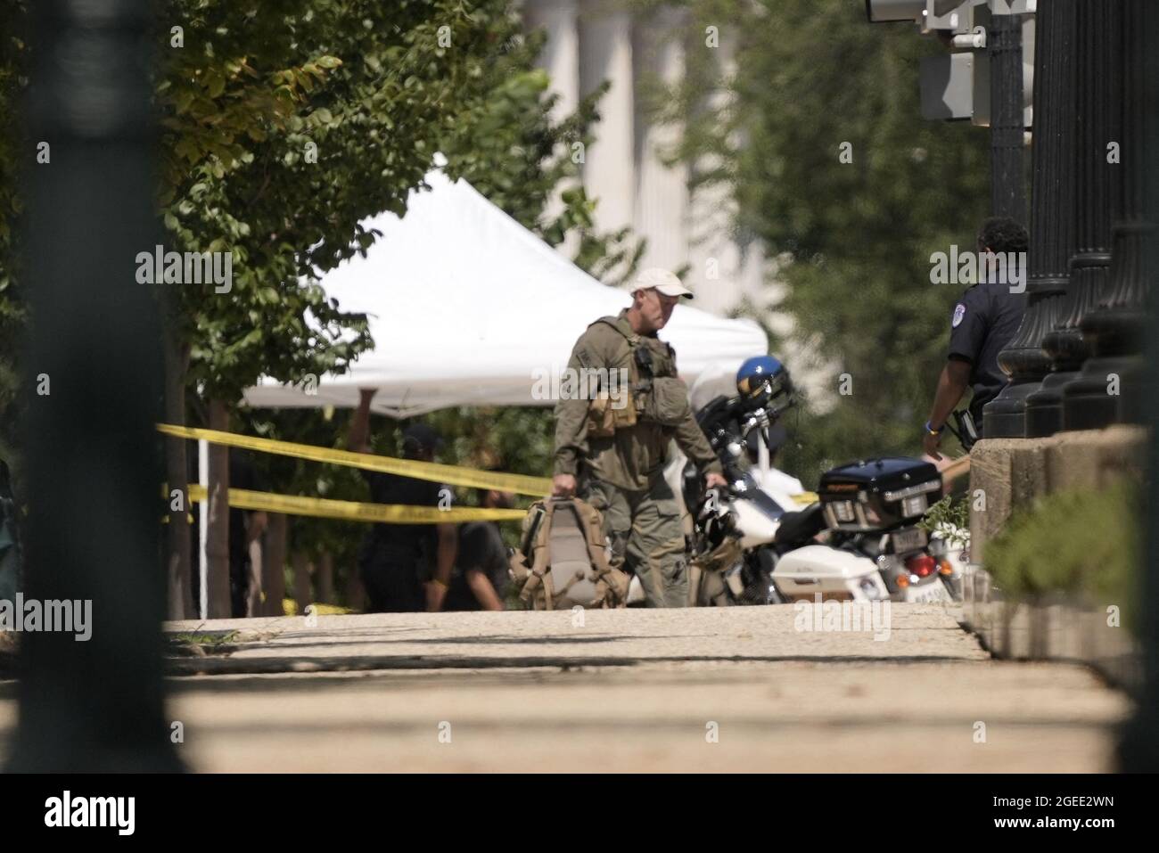 Washington DC, USA. August 2021. Die United States Capitol Police (USCP) erstellt am Donnerstag, dem 19. August 2021, einen Sicherheitsbereich, während sie eine LKW-Bombe in der First Street im Südosten zwischen der Library of Congress Thomas Jefferson Building und dem US Capitol in Washington, DC untersuchen. Foto von Ken Cedeno/CNP/ABACAPRESS.COM Quelle: Abaca Press/Alamy Live News Stockfoto