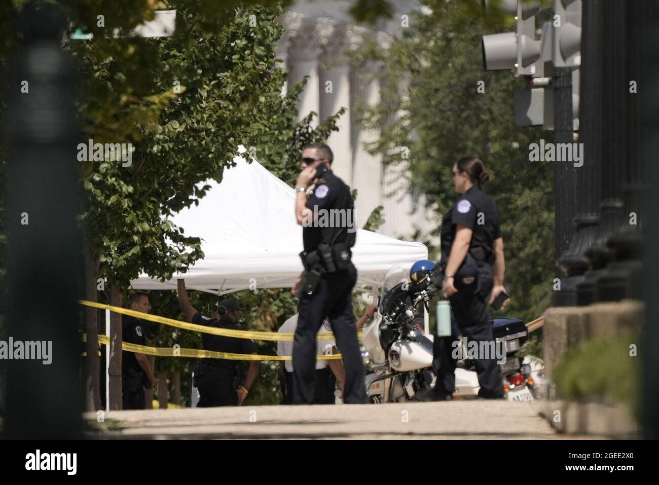 Washington DC, USA. August 2021. Die United States Capitol Police (USCP) erstellt am Donnerstag, dem 19. August 2021, einen Sicherheitsbereich, während sie eine LKW-Bombe in der First Street im Südosten zwischen der Library of Congress Thomas Jefferson Building und dem US Capitol in Washington, DC untersuchen. Foto von Ken Cedeno/CNP/ABACAPRESS.COM Quelle: Abaca Press/Alamy Live News Stockfoto