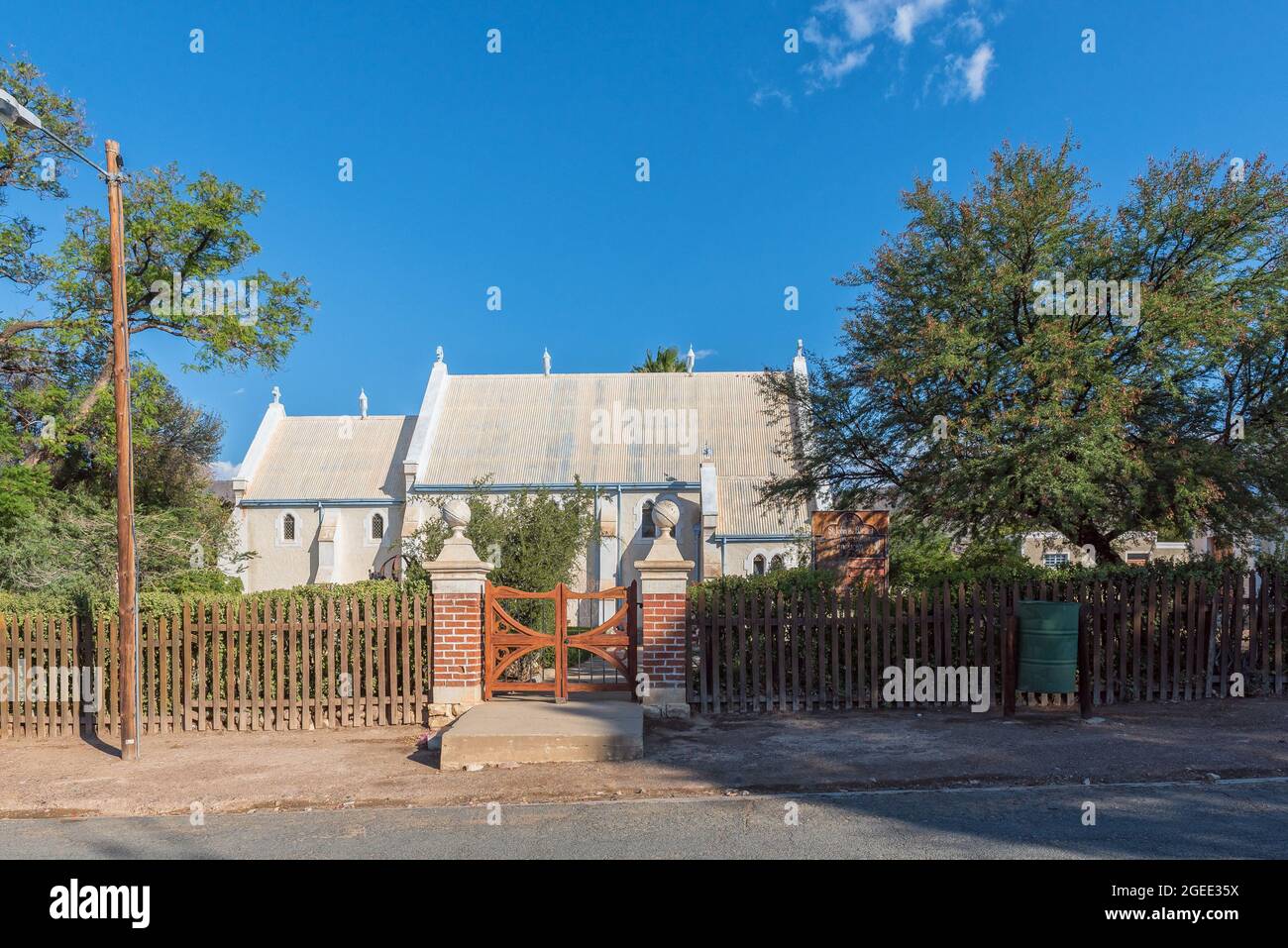 PRINZ ALBERT, SÜDAFRIKA - 20. APRIL 2021: Eine Straßenszene mit der Anglikanischen Kirche des heiligen Johannes des Täufers in Prinz Albert im Westkap PR Stockfoto