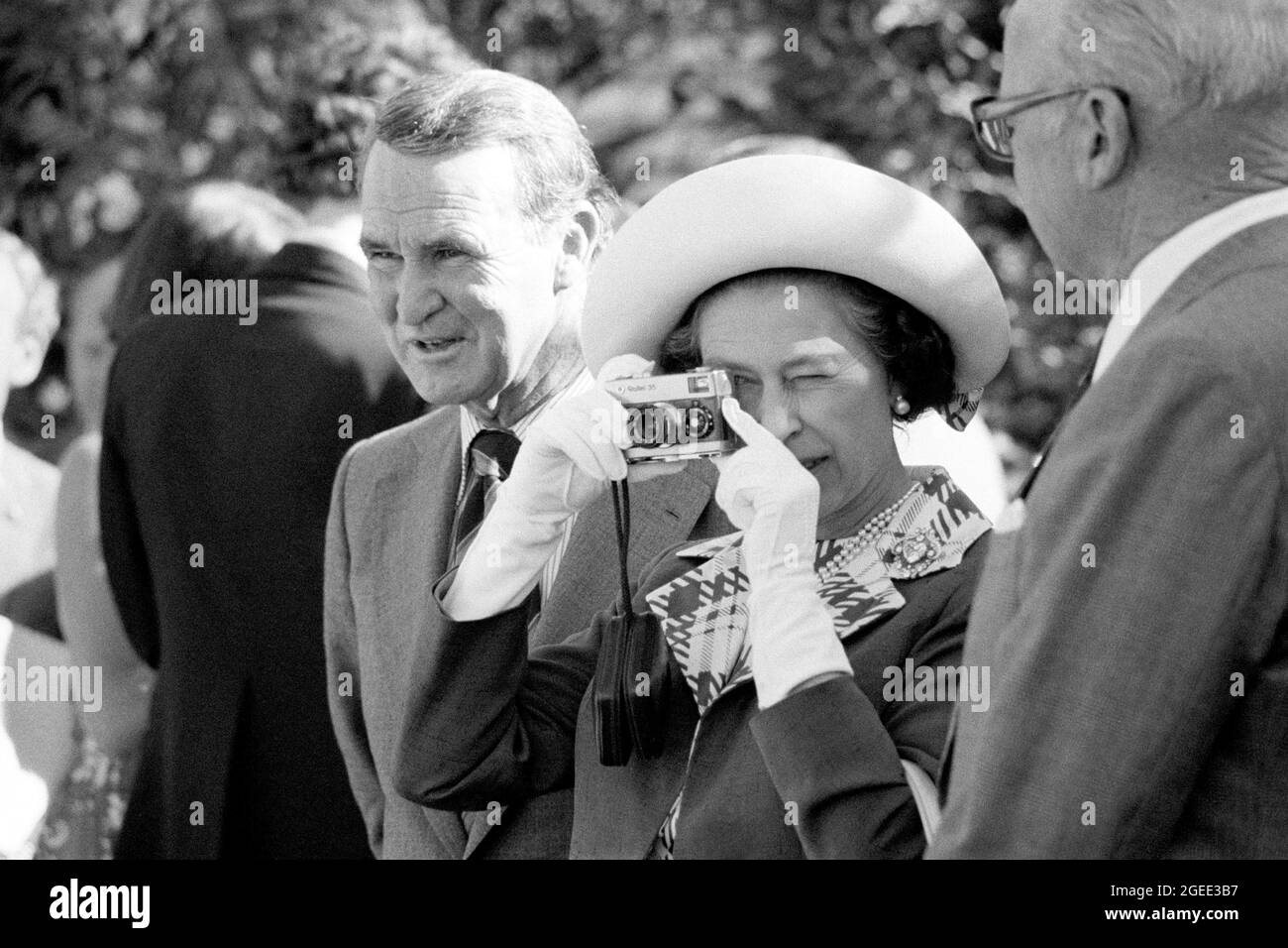 File Photo vom 21/03/1977 von Queen Elizabeth II wird Fotografin während eines Besuchs im Lindsay Park Gestüt in Südaustralien. Die königliche Familie hat den Weltfotografen-Tag gefeiert, indem sie Bilder der Königin hinter dem Objektiv teilt. Ausgabedatum: Donnerstag, 19. August 2021. Stockfoto