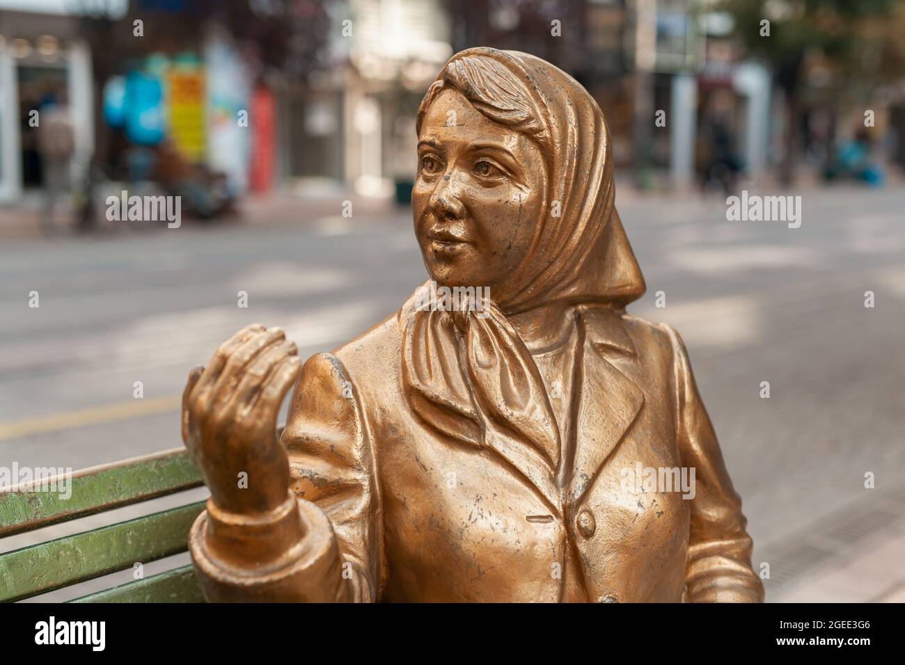 Detail der Statue von zwei Frauen, die sich beim Stecheln auf der Bank in Eskisehir, Türkei, unterhalten. Stockfoto