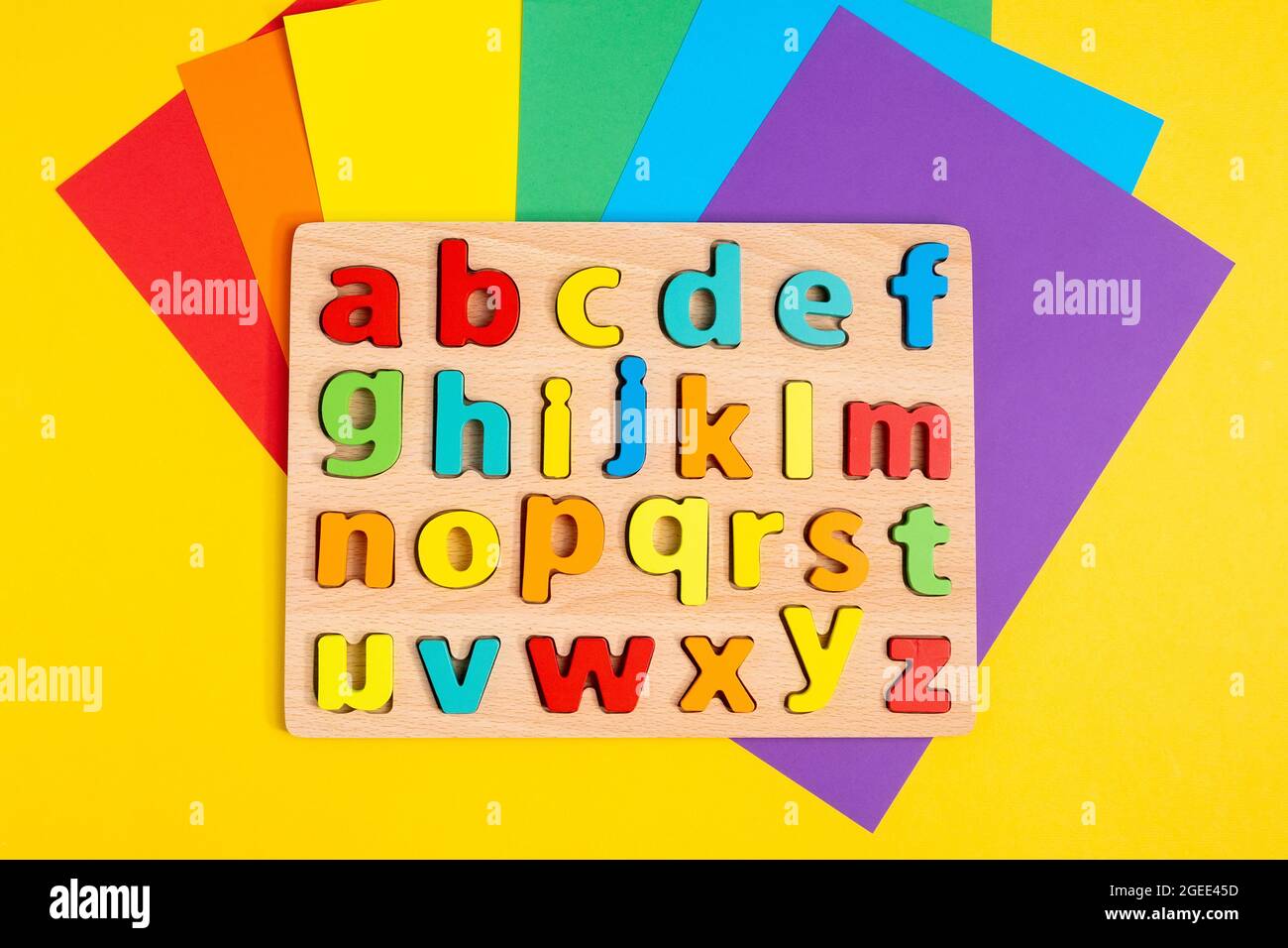 Draufsicht Foto mehrfarbige Buchstaben des englischen Alphabets auf farbigem Hintergrund. Unterrichten von Kindern Stockfoto