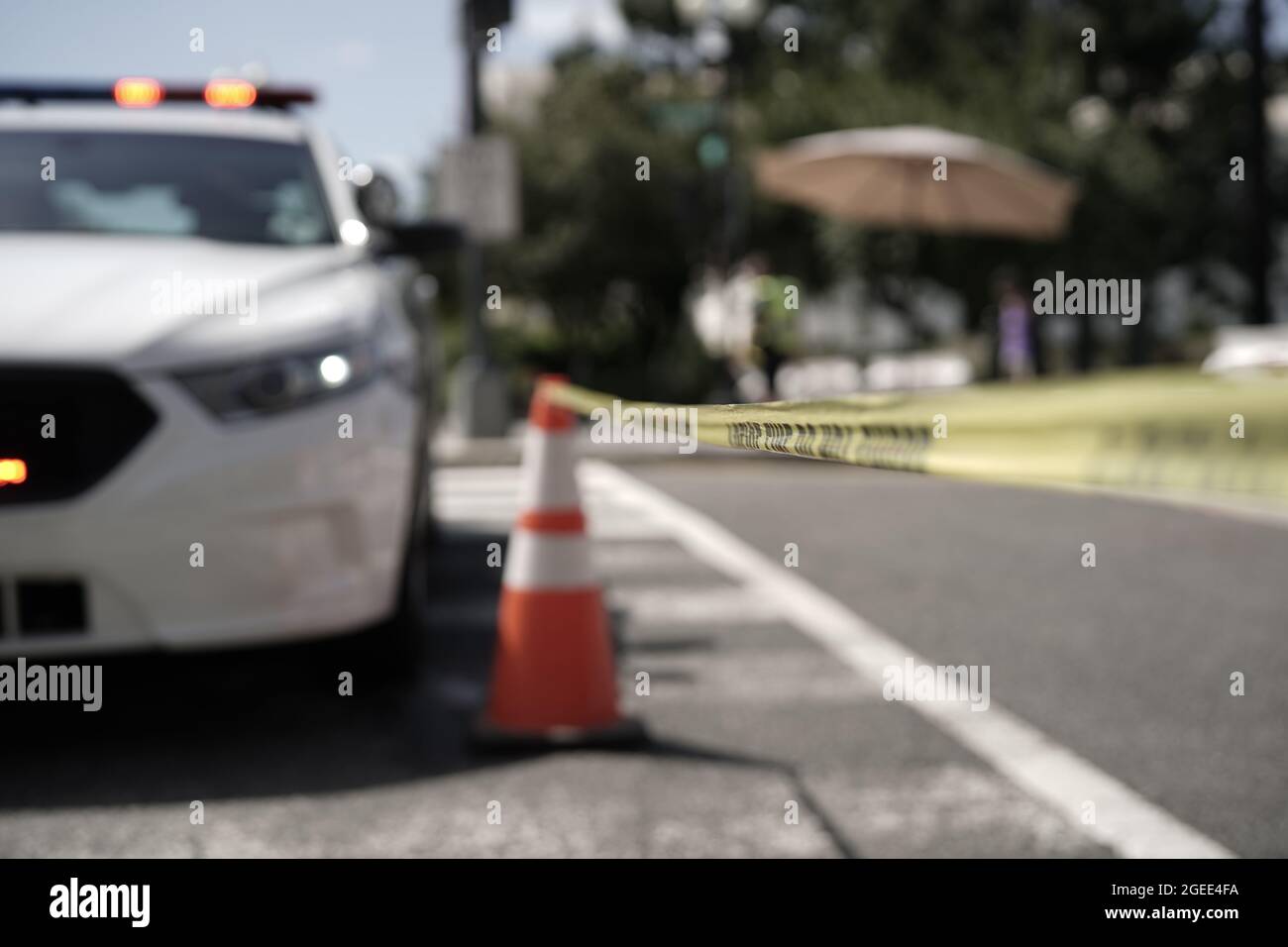 Washington DC. USA, 19. August 2021: Gelbes Band weist auf einen Umkreis hin, in dem die US-Polizei (USCP) am Donnerstag, dem 19. August 2021, eine LKW-Bombe in der First Street im Südosten zwischen der Library of Congress Thomas Jefferson Building und dem US-Kapitol untersucht.Quelle: Ken Cedeno/CNP /MediaPunch Quelle: MediaPunch Inc/Alamy Live News Stockfoto