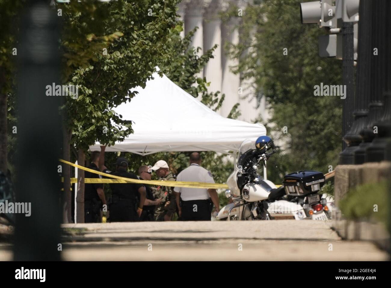 Washington DC. USA, 19. August 2021: Die United States Capitol Police (USCP) erstellt am Donnerstag, dem 19. August 2021, einen Sicherheitsbereich, während sie eine LKW-Bombe auf der First Street im Südosten zwischen der Library of Congress Thomas Jefferson Building und dem US Capitol in Washington, DC untersuchen. Quelle: Ken Cedeno/CNP /MediaPunch Quelle: MediaPunch Inc./Alamy Live News Stockfoto