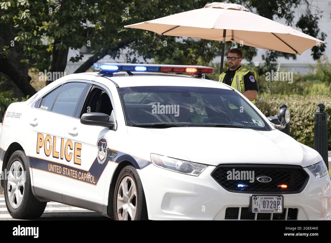 Washington DC. USA, 19. August 2021: Die United States Capitol Police (USCP) erstellt am Donnerstag, dem 19. August 2021, einen Sicherheitsbereich, während sie eine LKW-Bombe auf der First Street im Südosten zwischen der Library of Congress Thomas Jefferson Building und dem US Capitol in Washington, DC untersuchen. Quelle: Ken Cedeno/CNP /MediaPunch Quelle: MediaPunch Inc./Alamy Live News Stockfoto