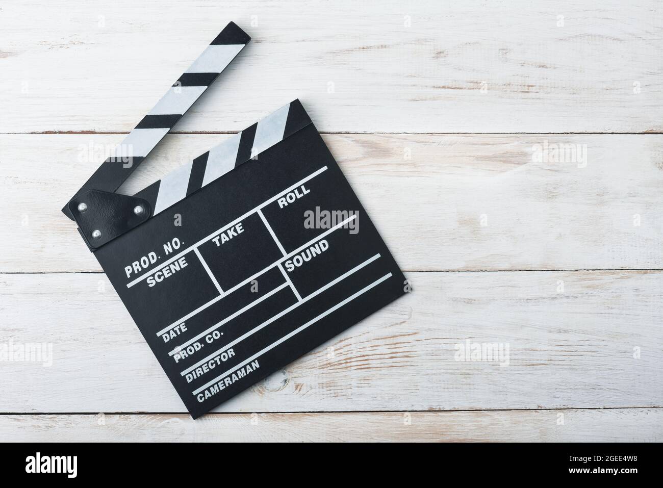 Klassische schwarze Film Klappbrett auf weißem Holzhintergrund Stockfoto