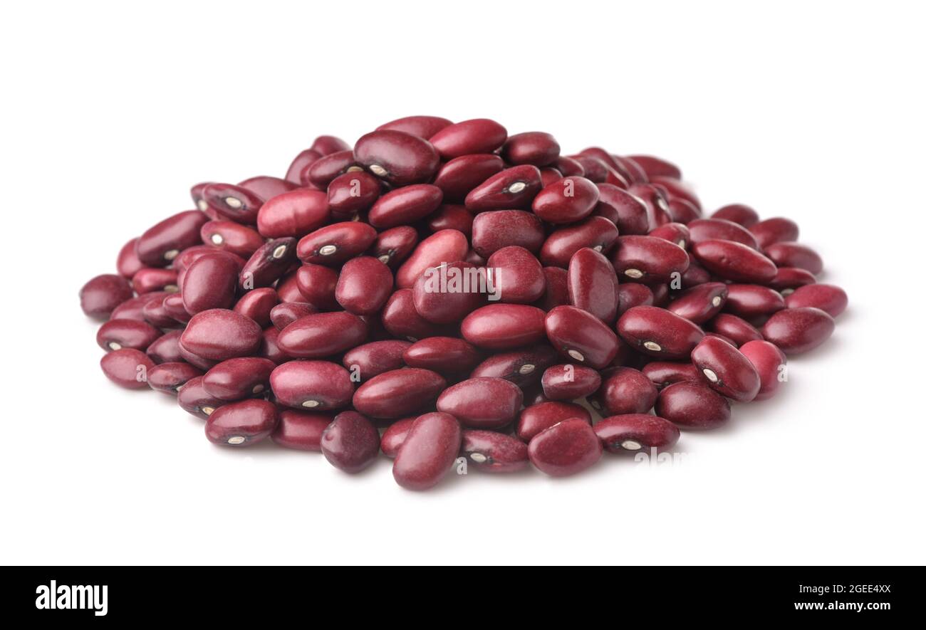 Haufen getrockneter roter Kidney-Bohnen, isoliert auf Weiß Stockfoto