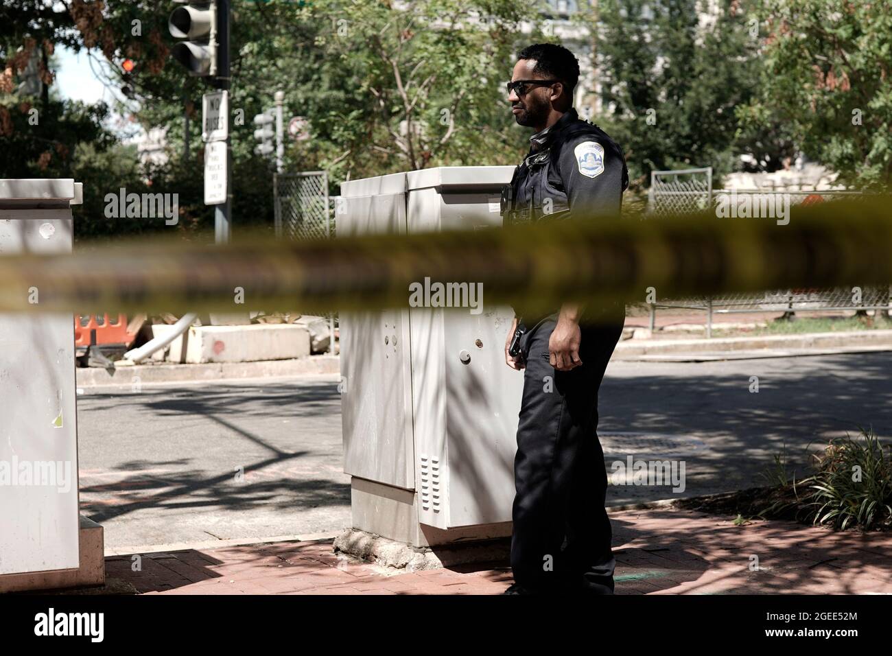 Washington, Vereinigte Staaten. August 2021. Die United States Capitol Police (USCP) untersucht am Donnerstag, den 19. August 2021, eine LKW-Bombe in der First Street, Südosten zwischen der Library of Congress Thomas Jefferson Building und dem US Capitol. Kredit: Ken Cedeno/CNP/dpa/Alamy Live Nachrichten Stockfoto