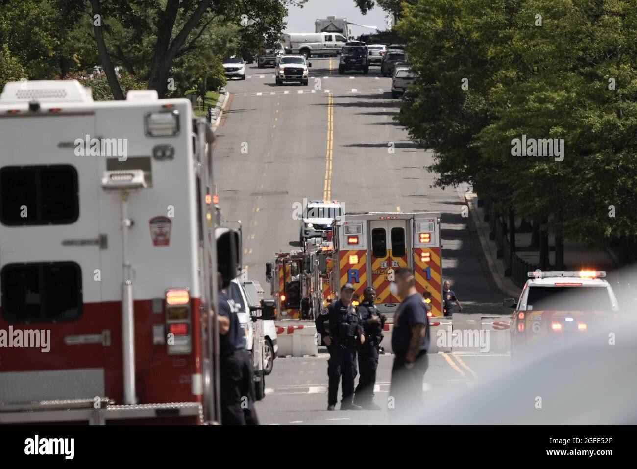 Washington DC. USA, 19. August 2021: Die United States Capitol Police (USCP) erstellt am Donnerstag, dem 19. August 2021, einen Sicherheitsbereich, während sie eine LKW-Bombe auf der First Street im Südosten zwischen der Library of Congress Thomas Jefferson Building und dem US Capitol in Washington, DC untersuchen. Quelle: Ken Cedeno/CNP /MediaPunch Quelle: MediaPunch Inc./Alamy Live News Stockfoto