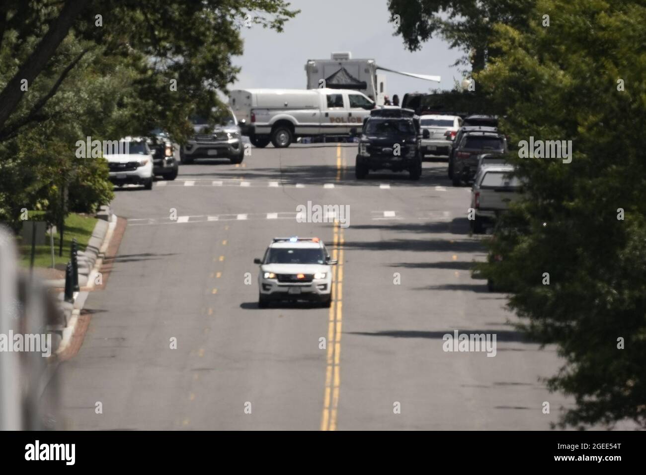 Washington DC. USA, 19. August 2021: Die United States Capitol Police (USCP) erstellt am Donnerstag, dem 19. August 2021, einen Sicherheitsbereich, während sie eine LKW-Bombe auf der First Street im Südosten zwischen der Library of Congress Thomas Jefferson Building und dem US Capitol in Washington, DC untersuchen. Quelle: Ken Cedeno/CNP /MediaPunch Quelle: MediaPunch Inc./Alamy Live News Stockfoto