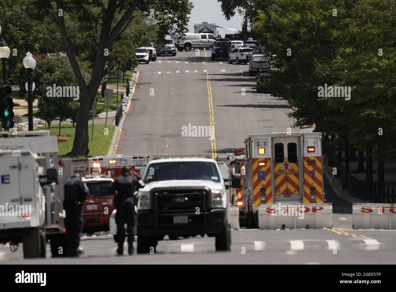 Washington DC. USA, 19. August 2021: Die United States Capitol Police (USCP) erstellt am Donnerstag, dem 19. August 2021, einen Sicherheitsbereich, während sie eine LKW-Bombe auf der First Street im Südosten zwischen der Library of Congress Thomas Jefferson Building und dem US Capitol in Washington, DC untersuchen. Quelle: Ken Cedeno/CNP /MediaPunch Quelle: MediaPunch Inc./Alamy Live News Stockfoto