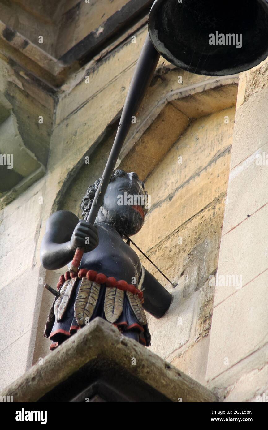 Blackboy Clock Stroud mit rassistischer Figur auf historischem Gebäude Stockfoto