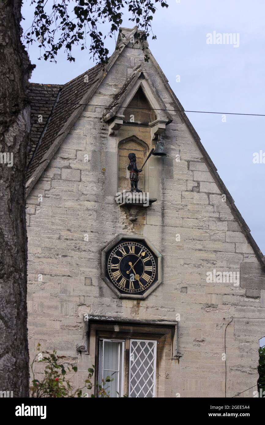 Blackboy Clock Stroud mit rassistischer Figur auf historischem Gebäude Stockfoto