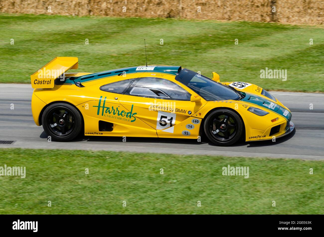 Harrods McLaren F1 GTR, McLaren F1-Rennwagen, der beim Goodwood Festival of Speed-Motorrennen 2014 die Bergaufstiegsstrecke hochfährt Stockfoto